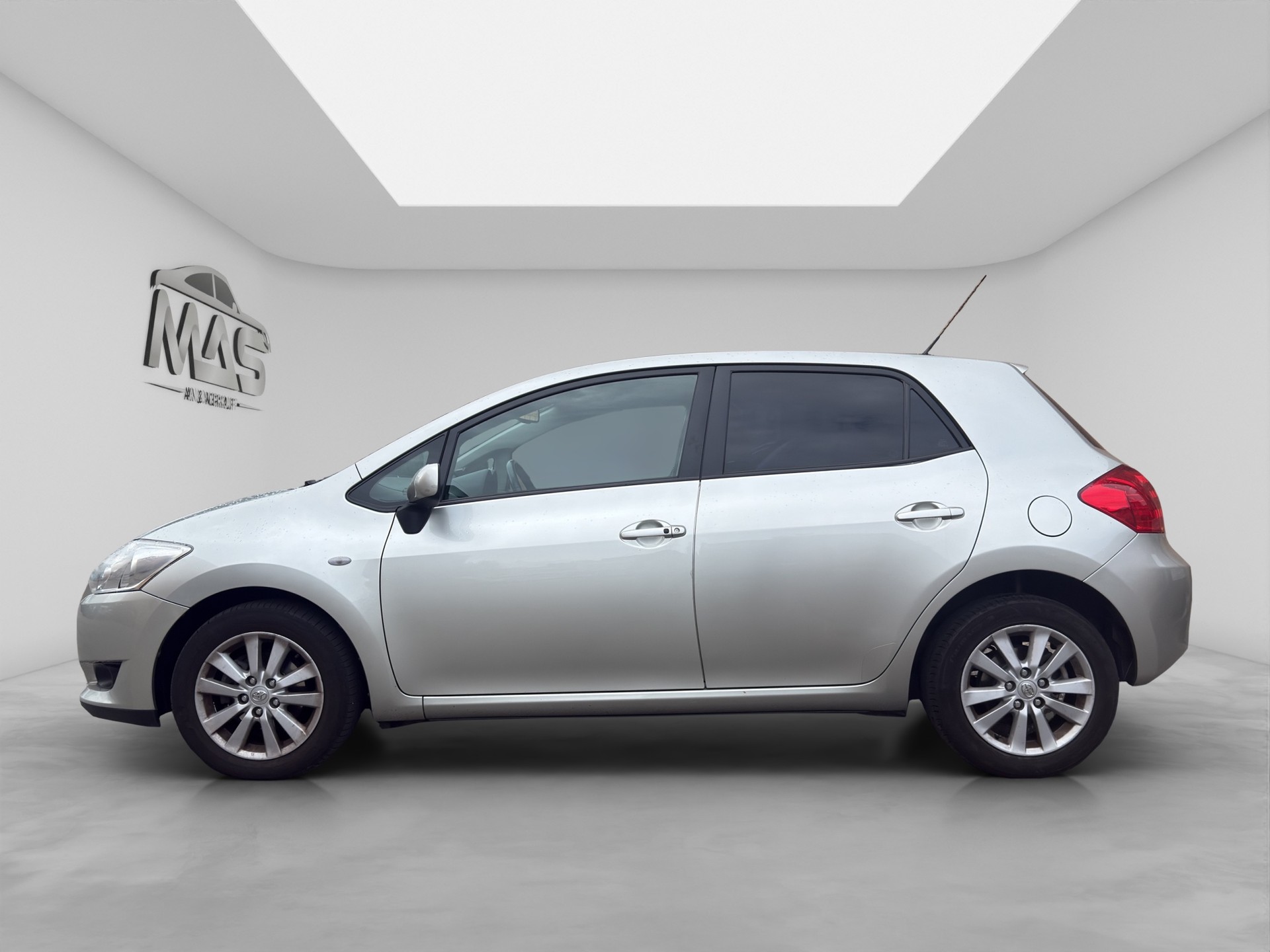 TOYOTA Auris 1.6 Linea Luna-image-2