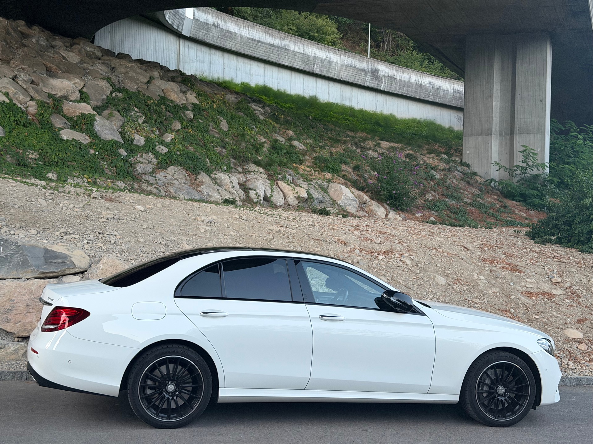 MERCEDES-BENZ E 400 AMG Line 4Matic 9G-Tronic-image-5