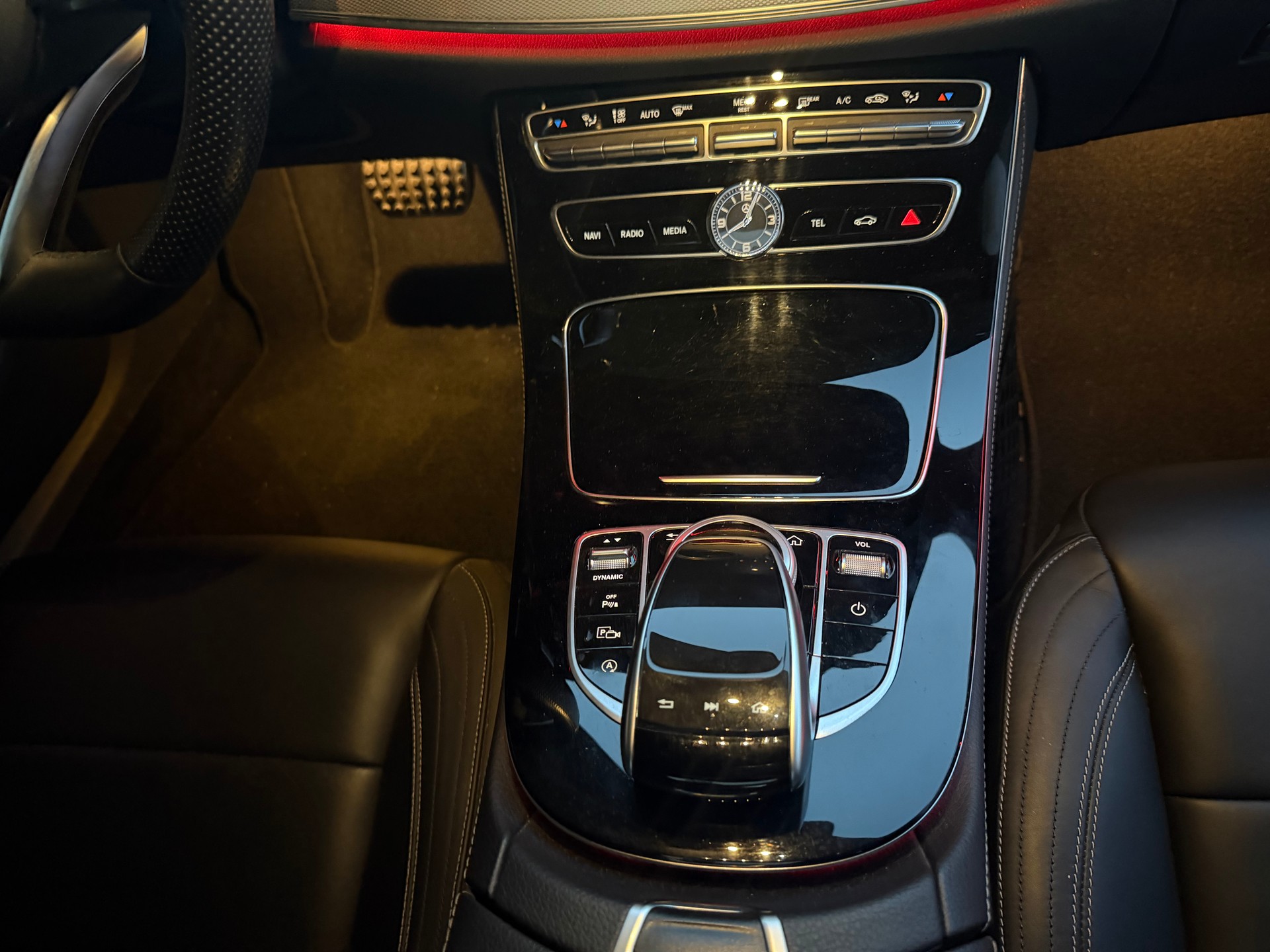 MERCEDES-BENZ E 400 AMG Line 4Matic 9G-Tronic-image-13
