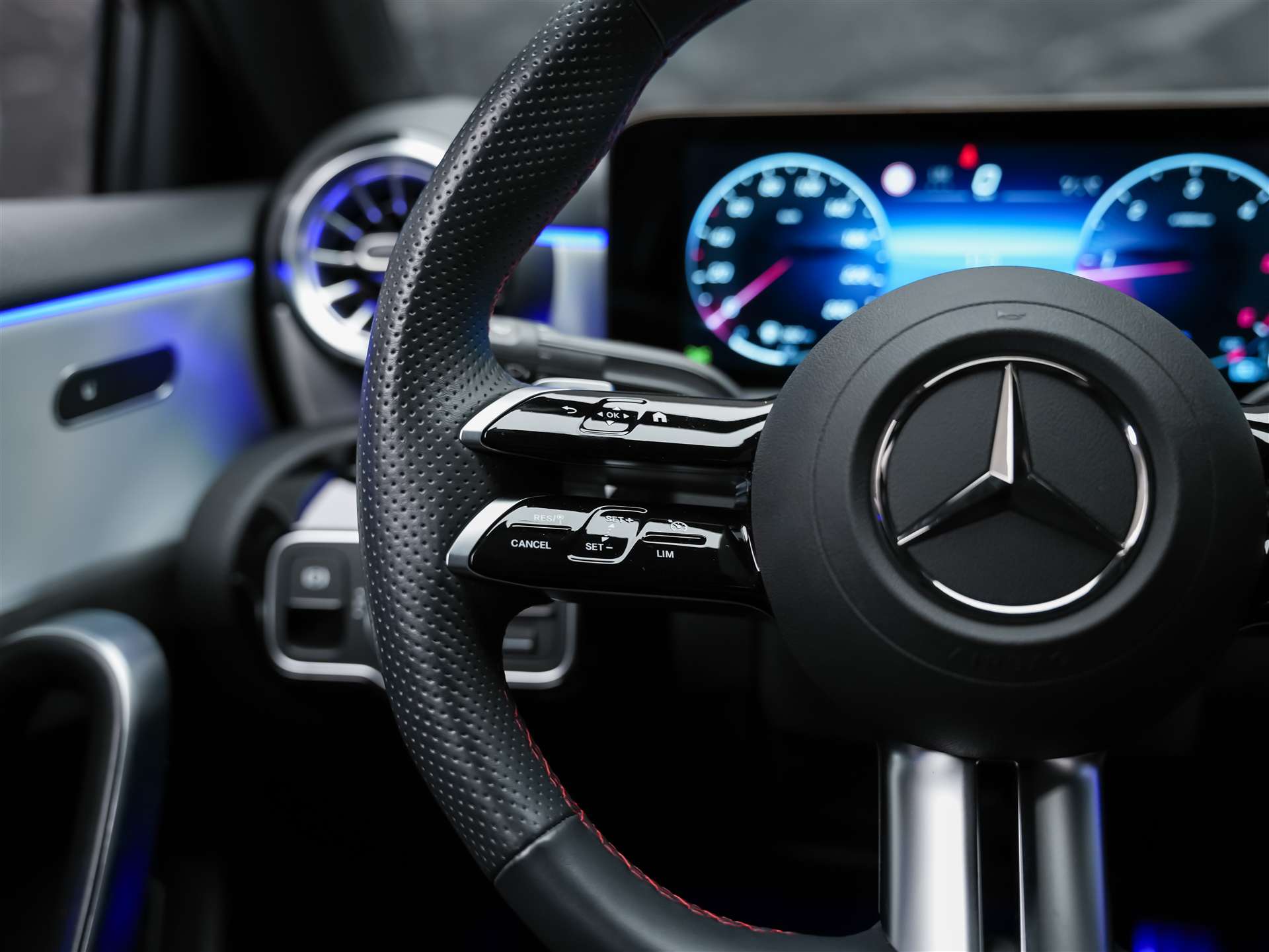 MERCEDES-BENZ A 200 d 8G-DCT-image-25