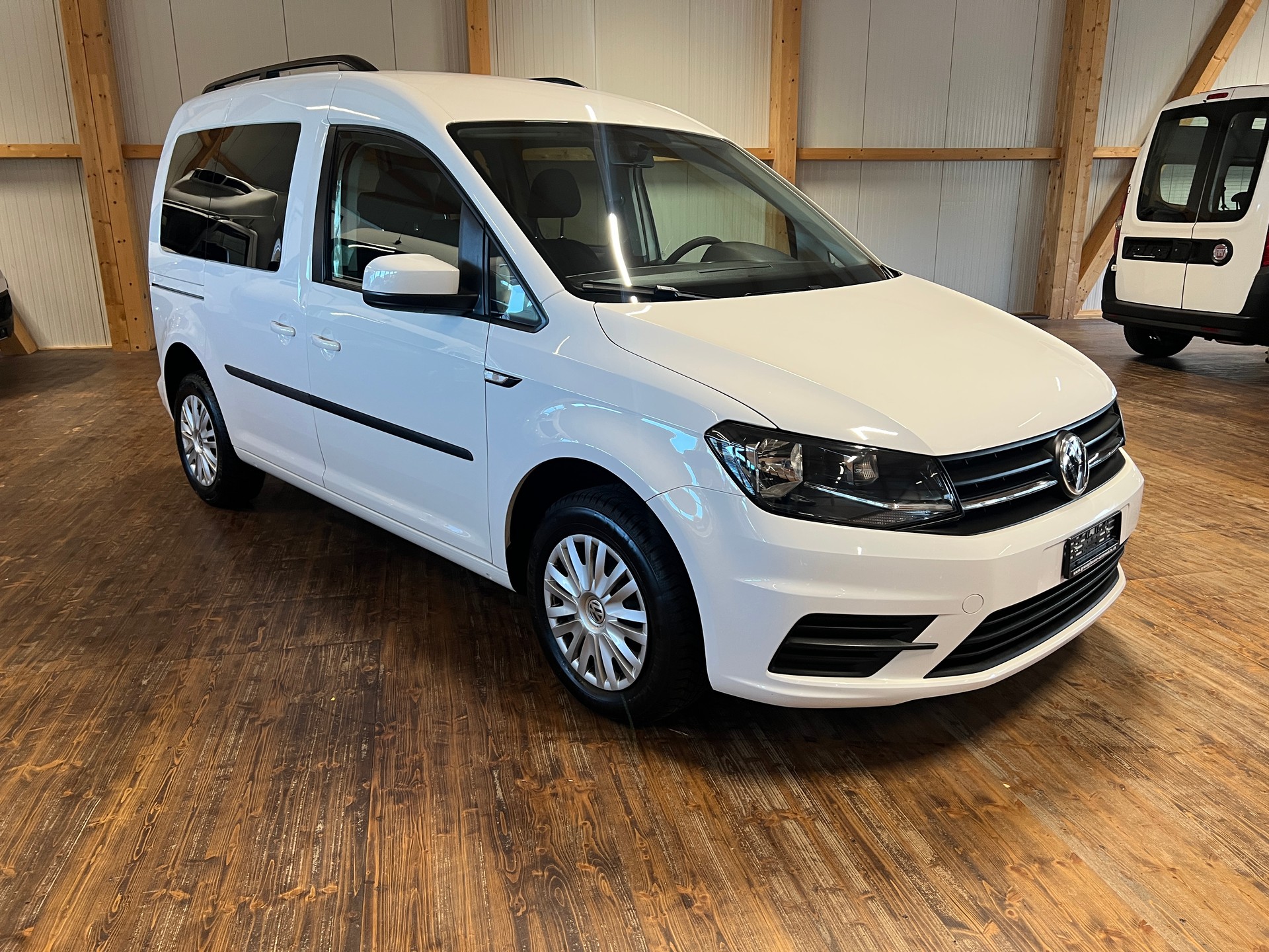 VW Caddy 2.0 TDI Family-image-2