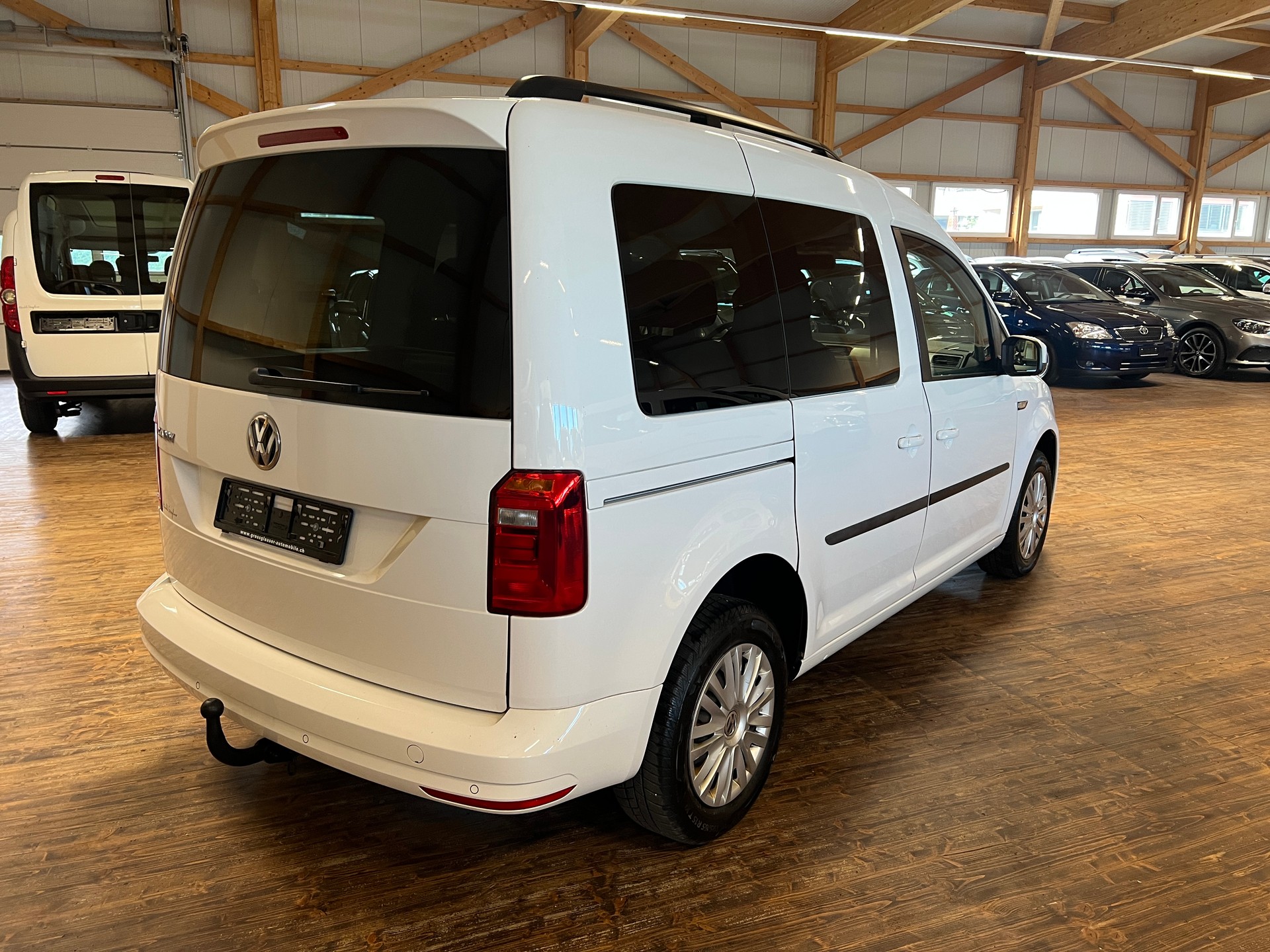 VW Caddy 2.0 TDI Family-image-4