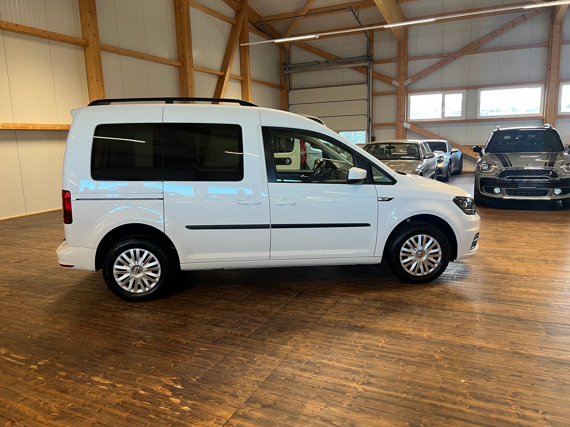 VW Caddy 2.0 TDI Family-image-3