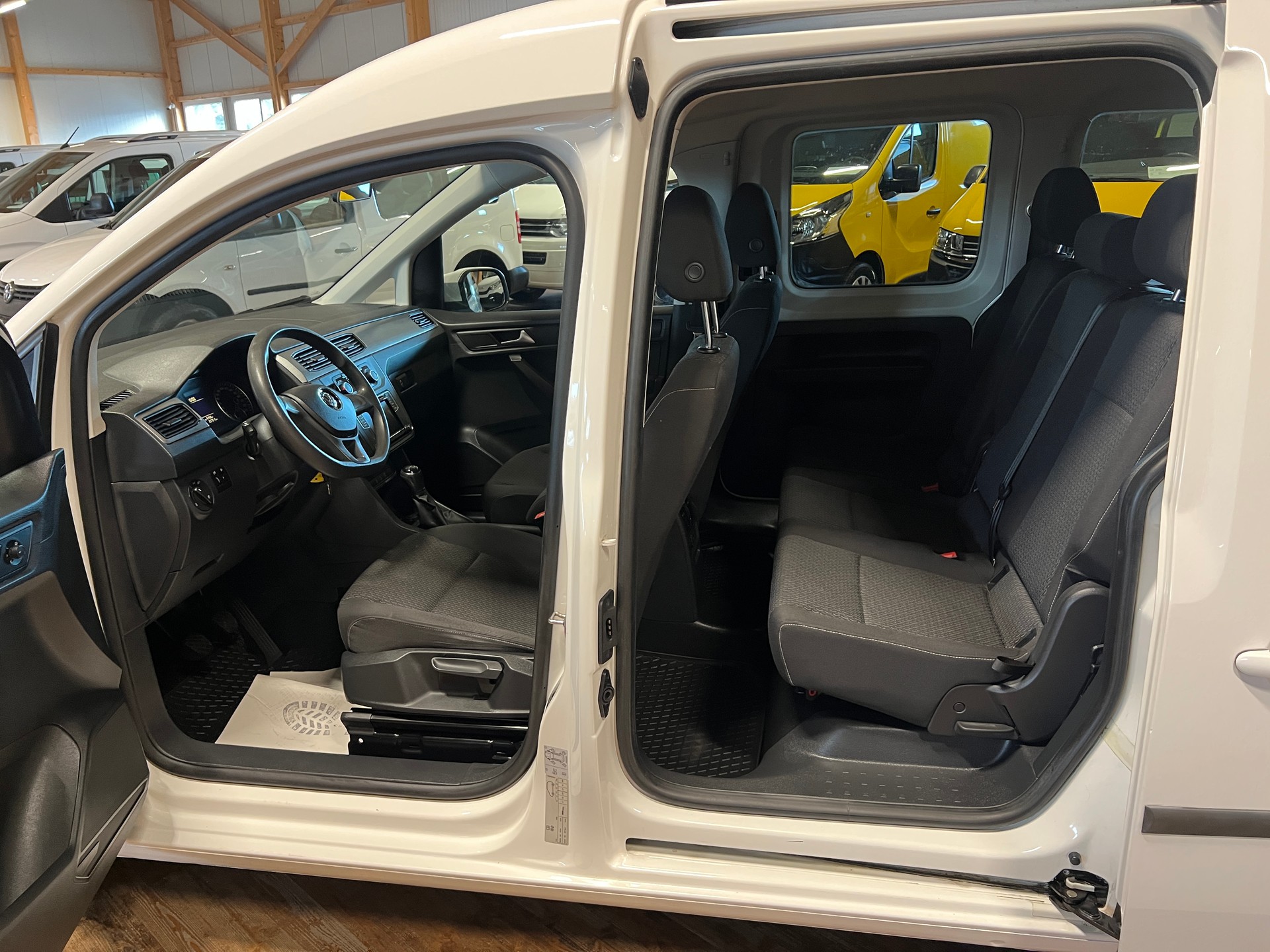VW Caddy 2.0 TDI Family-image-12