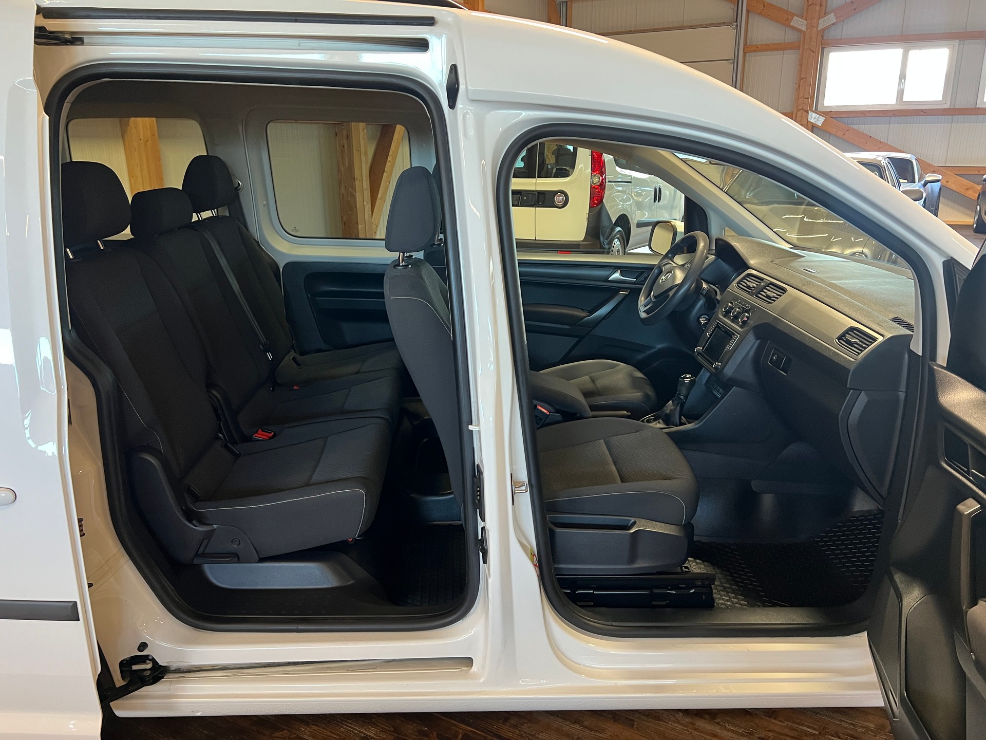 VW Caddy 2.0 TDI Family-image-13