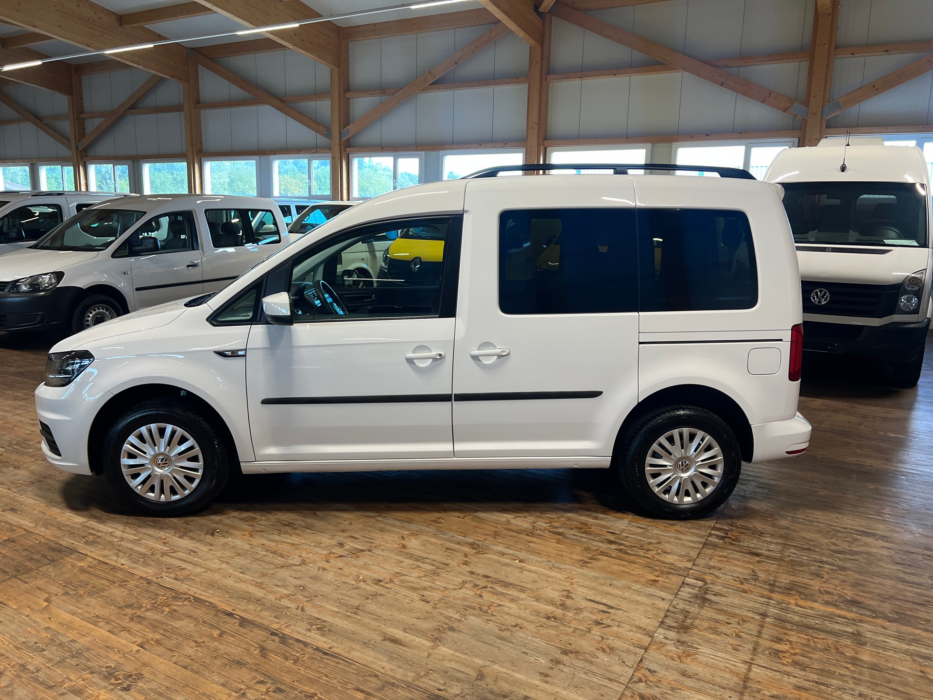 VW Caddy 2.0 TDI Family-image-7