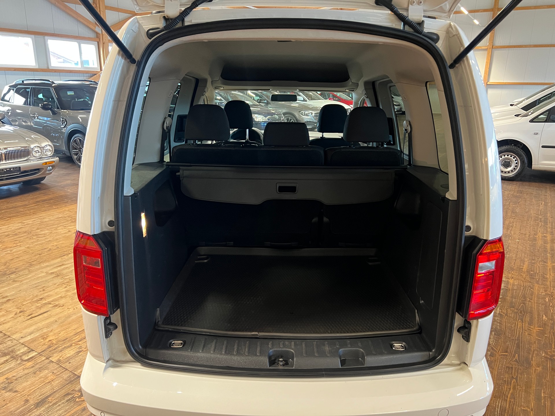 VW Caddy 2.0 TDI Family-image-14