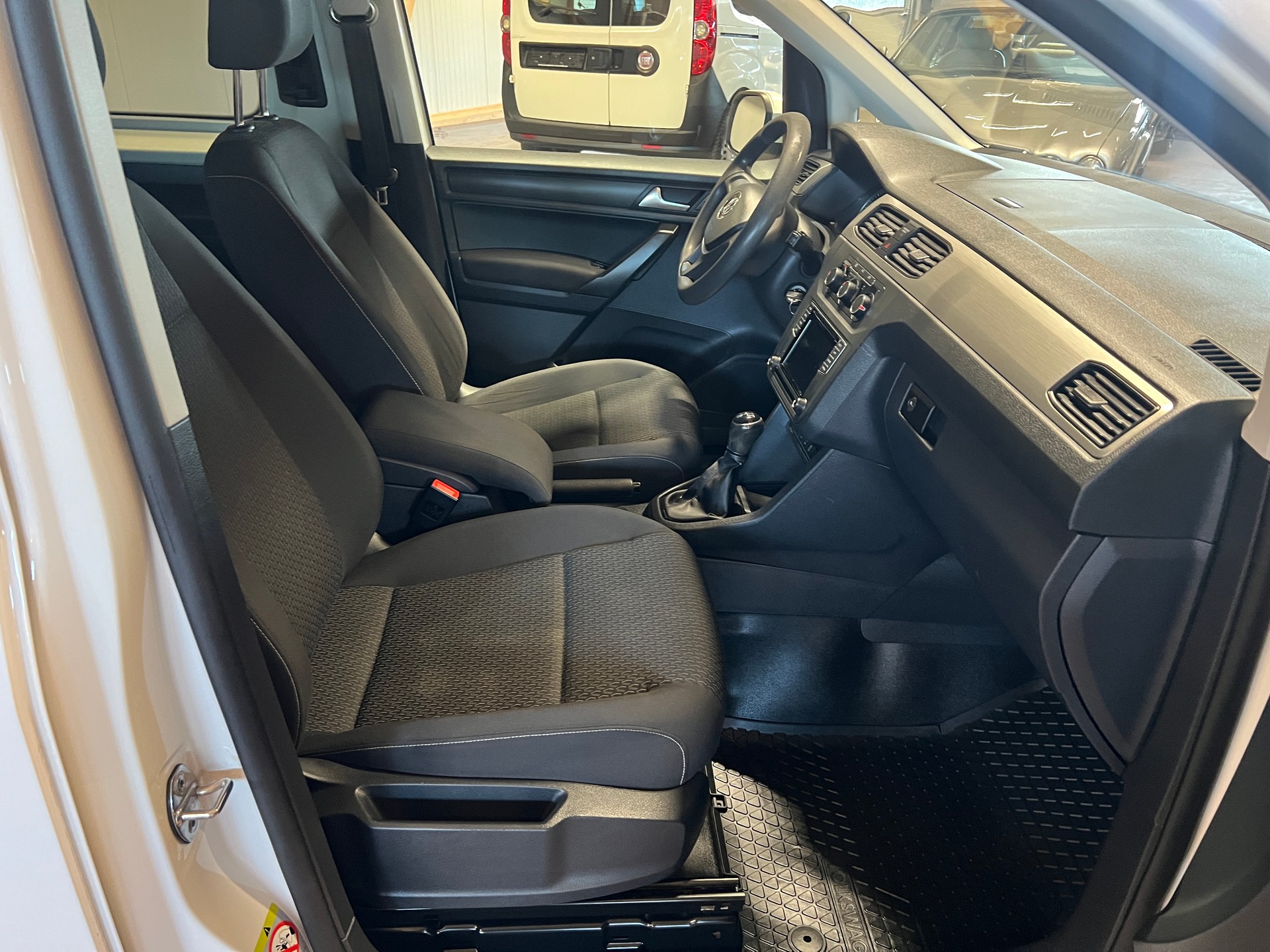 VW Caddy 2.0 TDI Family-image-10