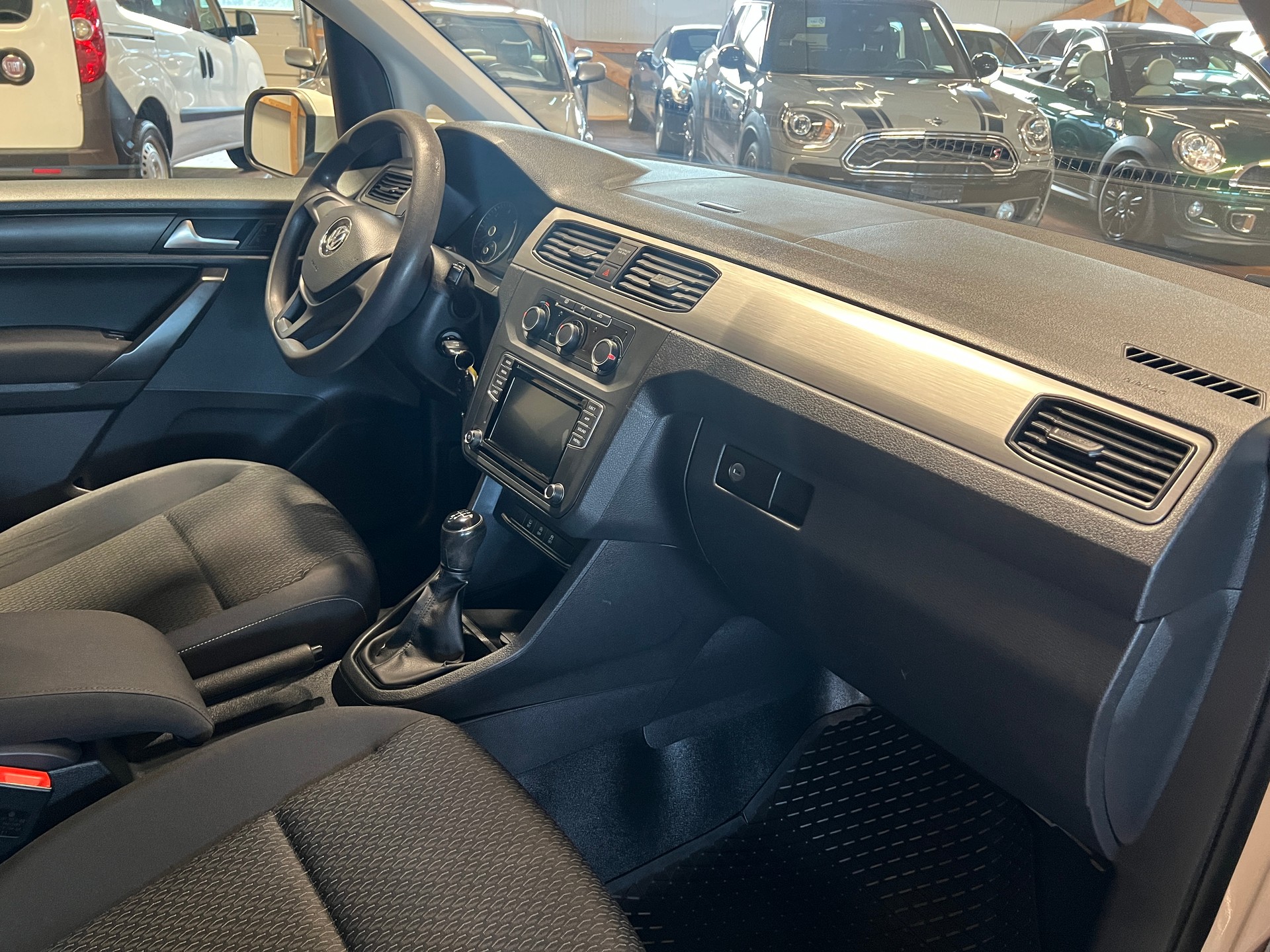 VW Caddy 2.0 TDI Family-image-11