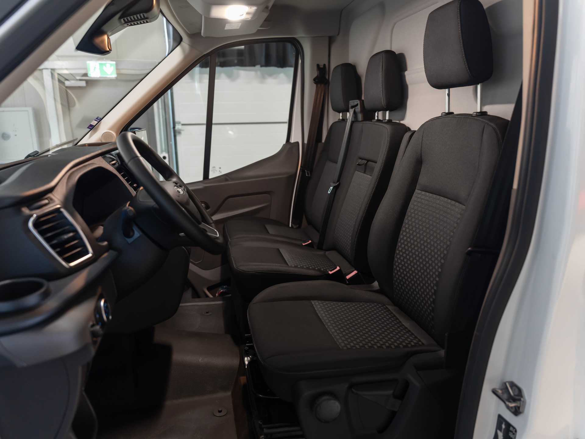 FORD E-Transit Van 350 L2 Trend RWD 68kWh-image-8