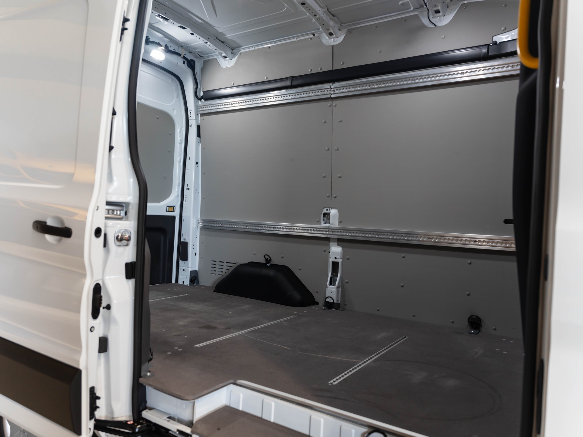 FORD E-Transit Van 350 L2 Trend RWD 68kWh-image-16