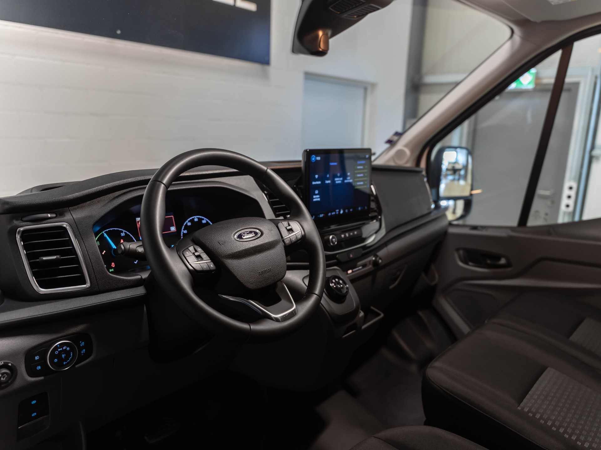 FORD E-Transit Van 350 L2 Trend RWD 68kWh-image-6