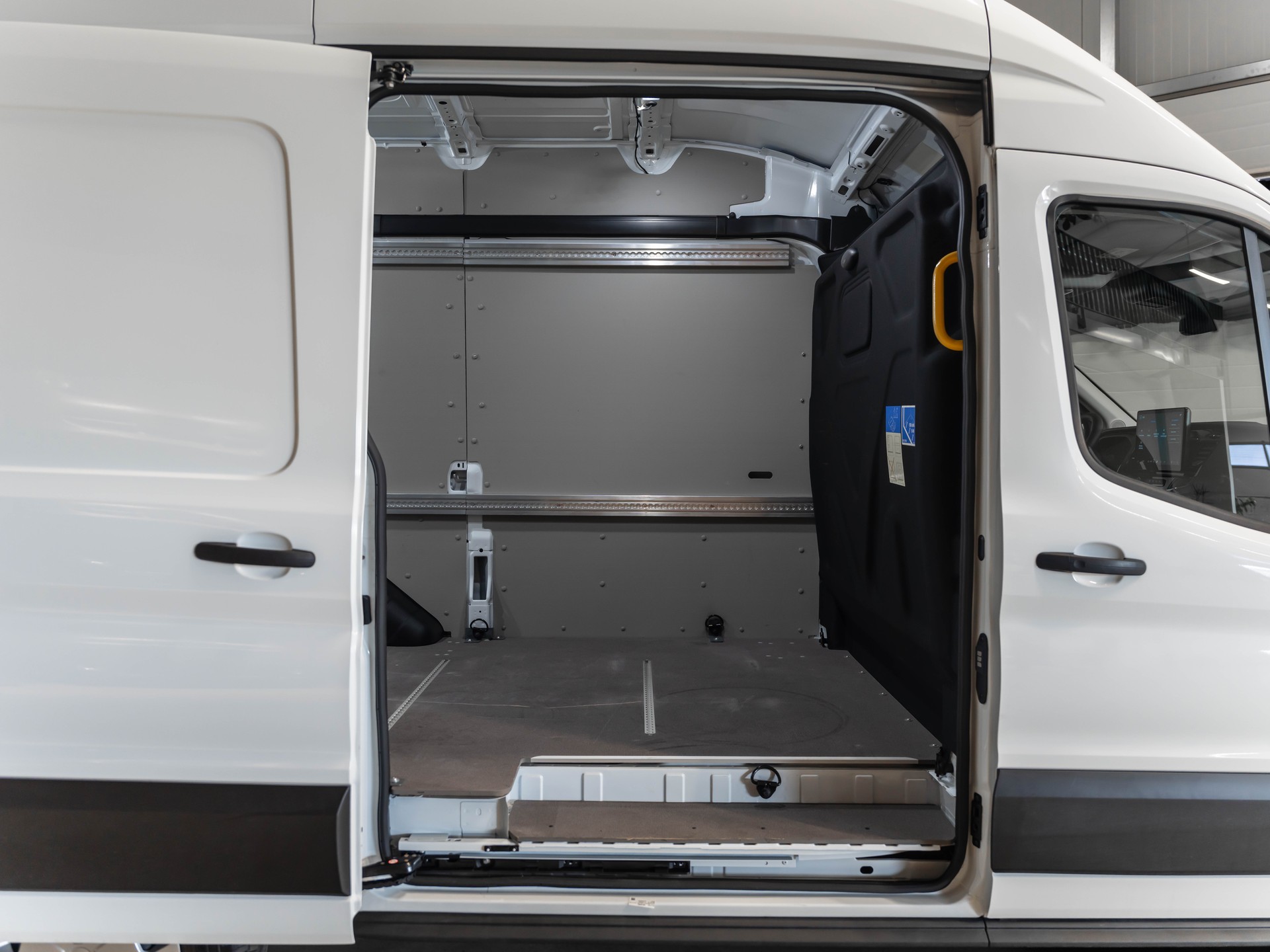 FORD E-Transit Van 350 L2 Trend RWD 68kWh-image-17