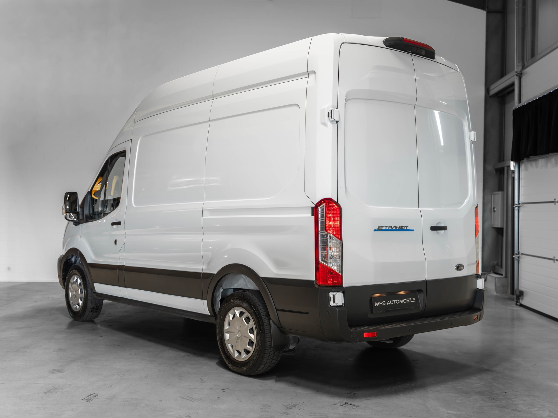 FORD E-Transit Van 350 L2 Trend RWD 68kWh-image-1