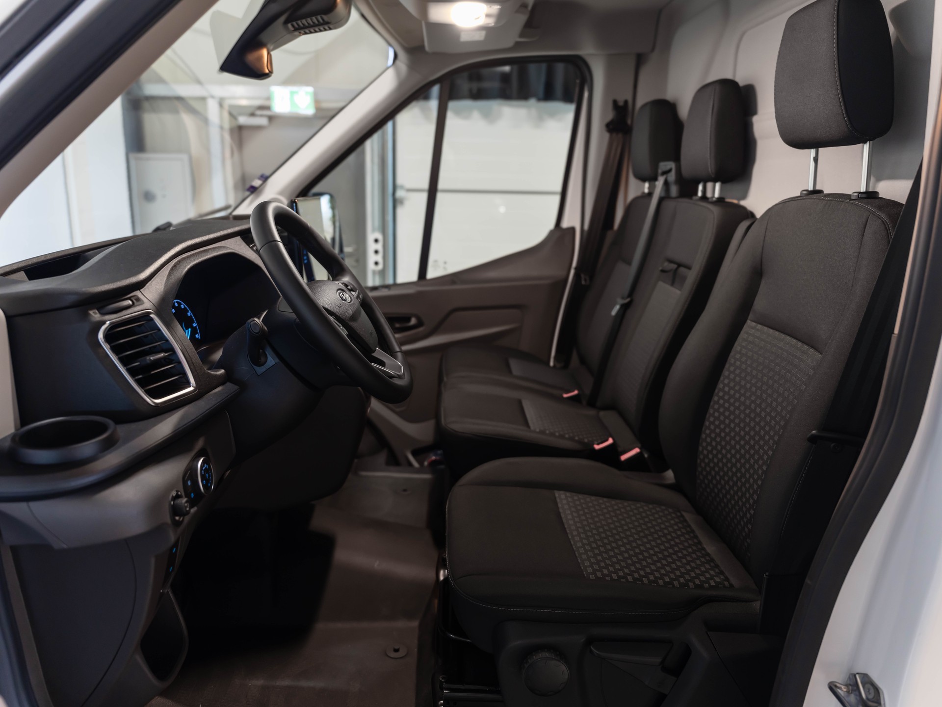 FORD E-Transit Van 350 L2 Trend RWD 68kWh-image-7