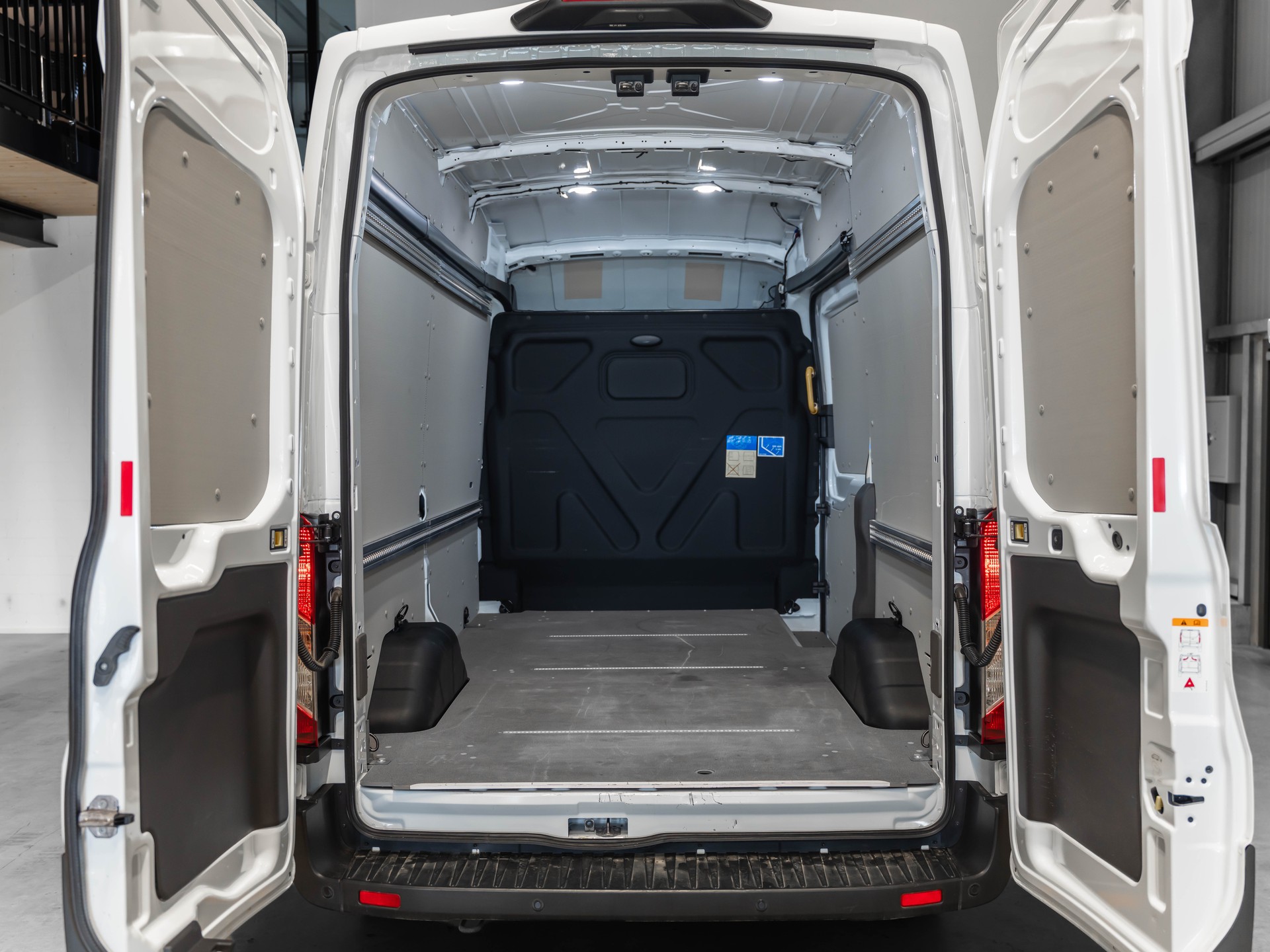 FORD E-Transit Van 350 L2 Trend RWD 68kWh-image-19