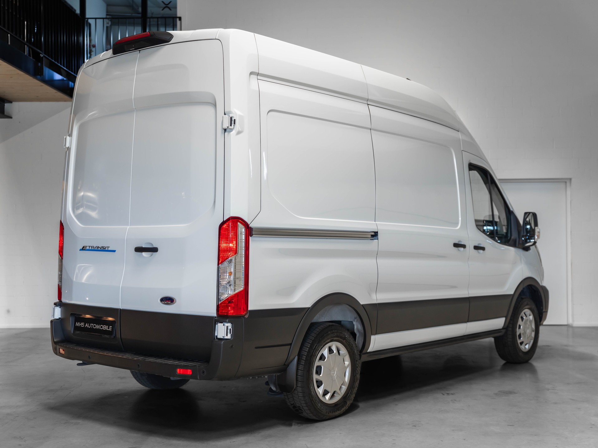 FORD E-Transit Van 350 L2 Trend RWD 68kWh-image-3