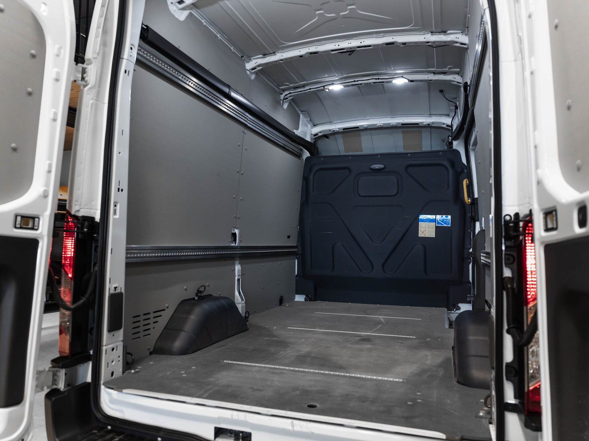 FORD E-Transit Van 350 L2 Trend RWD 68kWh-image-20