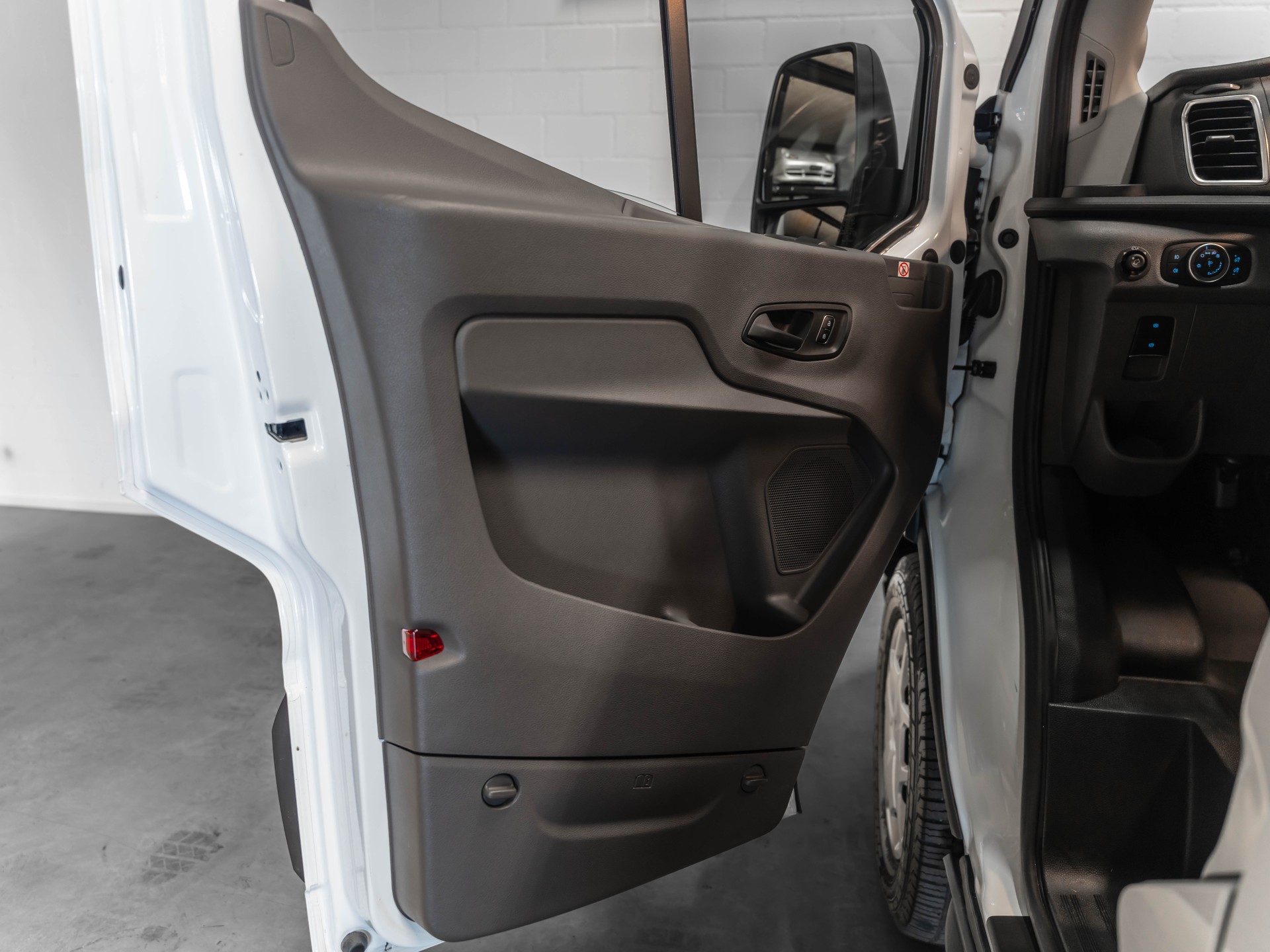 FORD E-Transit Van 350 L2 Trend RWD 68kWh-image-22