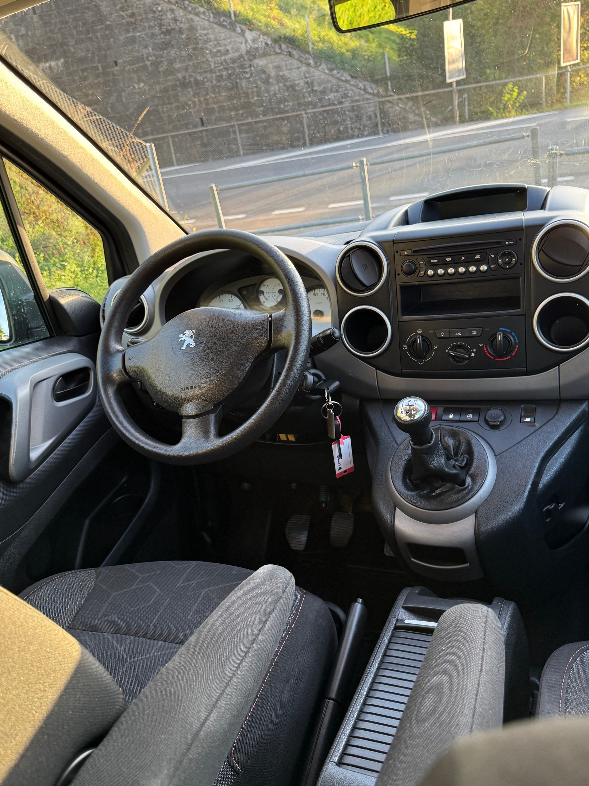 PEUGEOT Partner 1.2 PureTech Allure-image-4