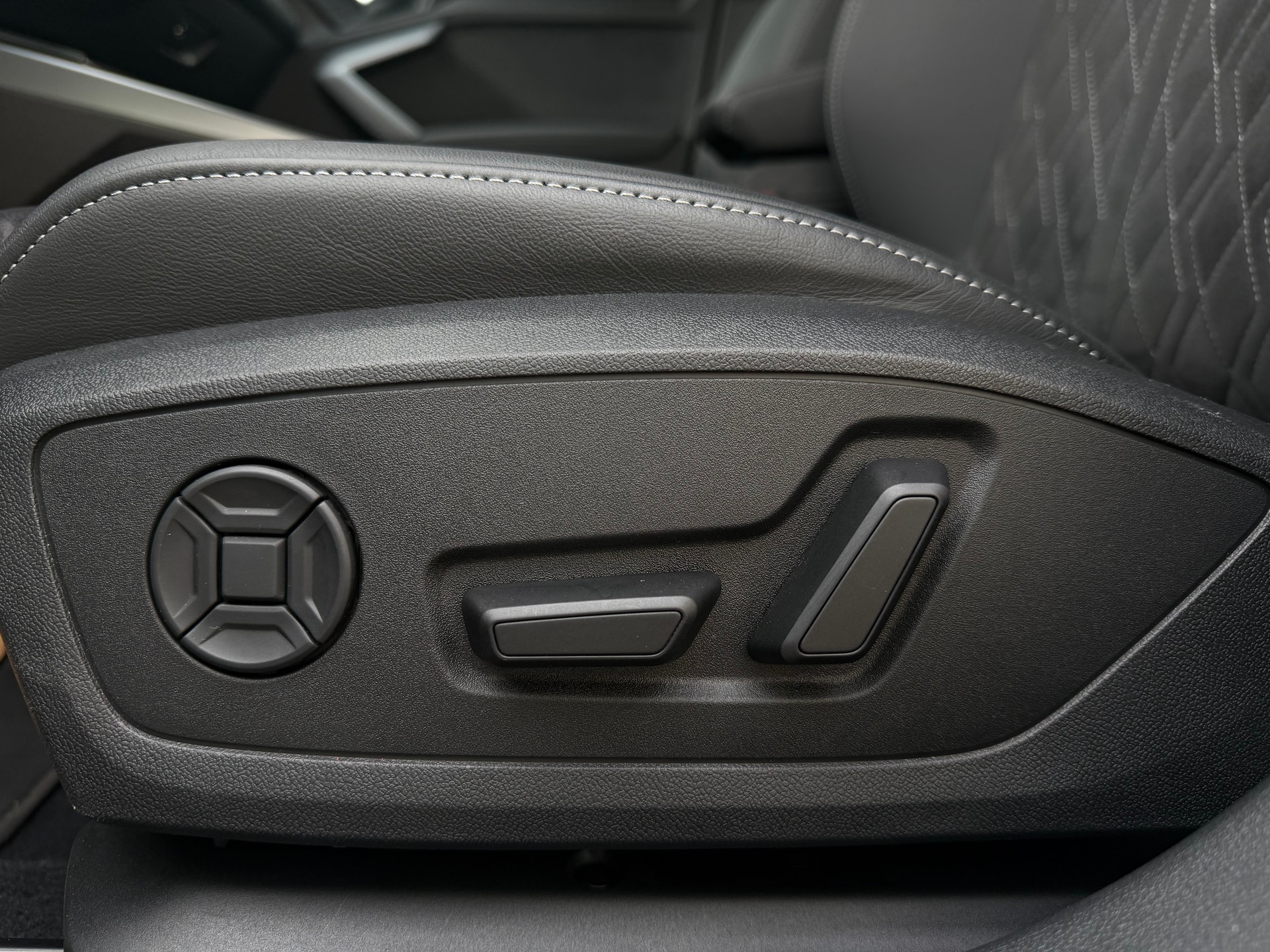 AUDI A3 Sportback 45 TFSI e S line Attraction S-tronic-image-29