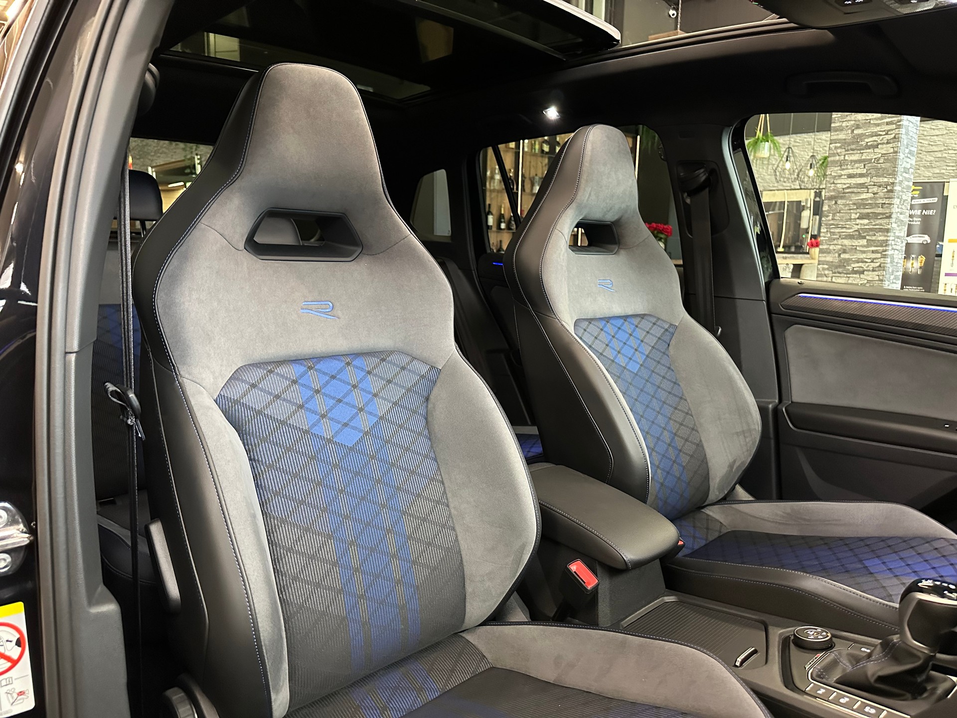 VW Tiguan 2.0TSI R 4Motion DSG-image-16