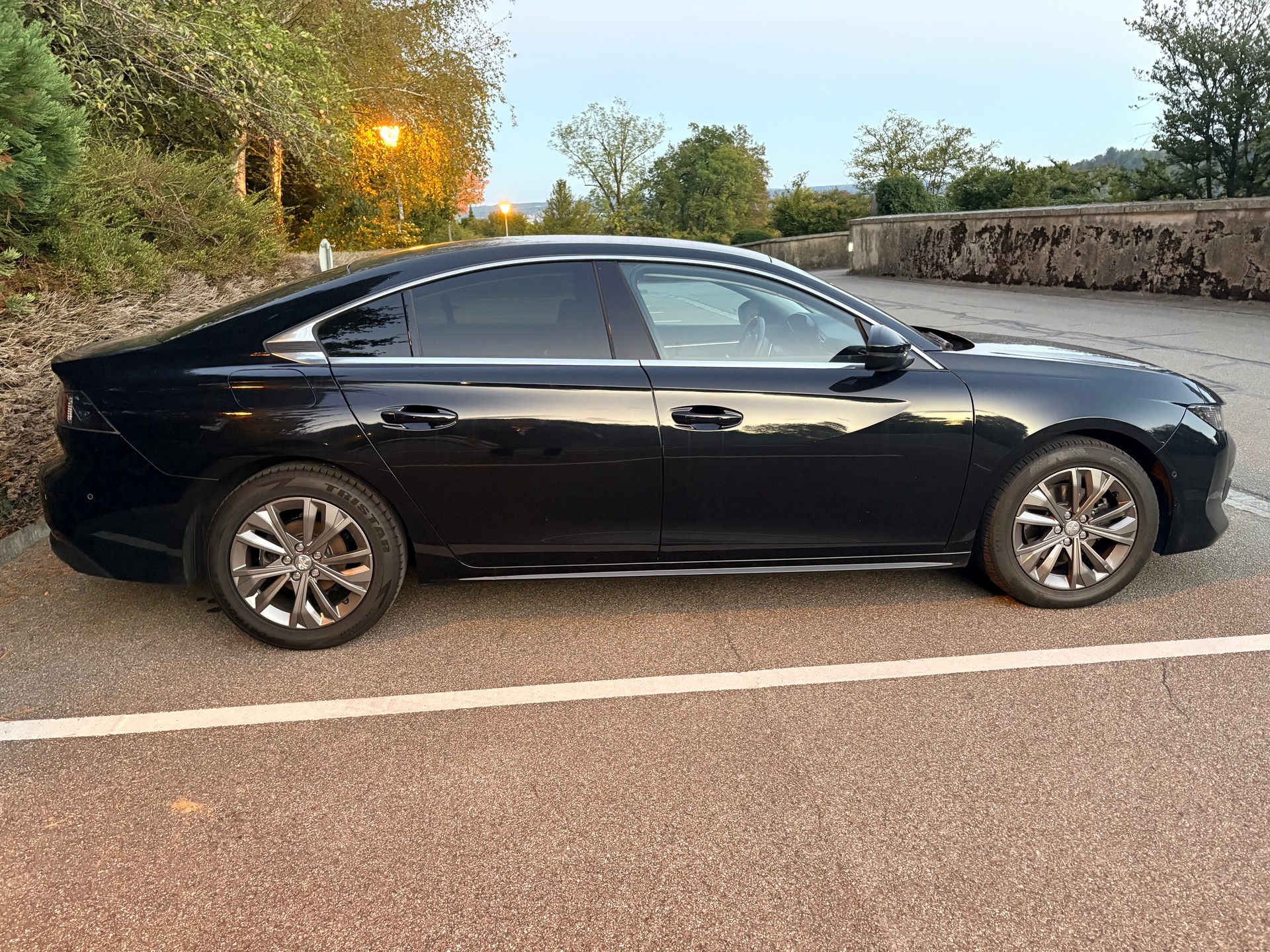 PEUGEOT 1.5 BlueHDi Allure-image-1