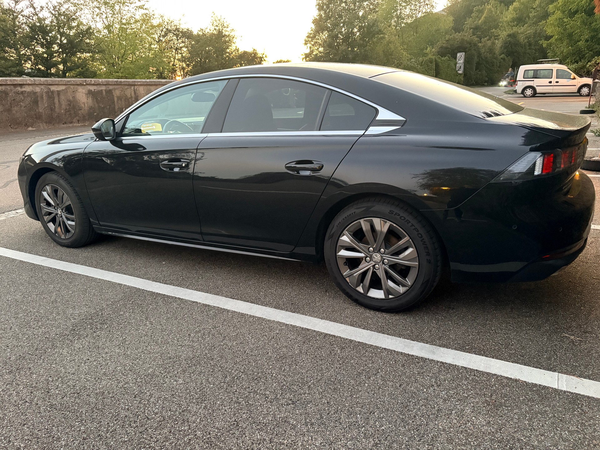 PEUGEOT 1.5 BlueHDi Allure-image-2