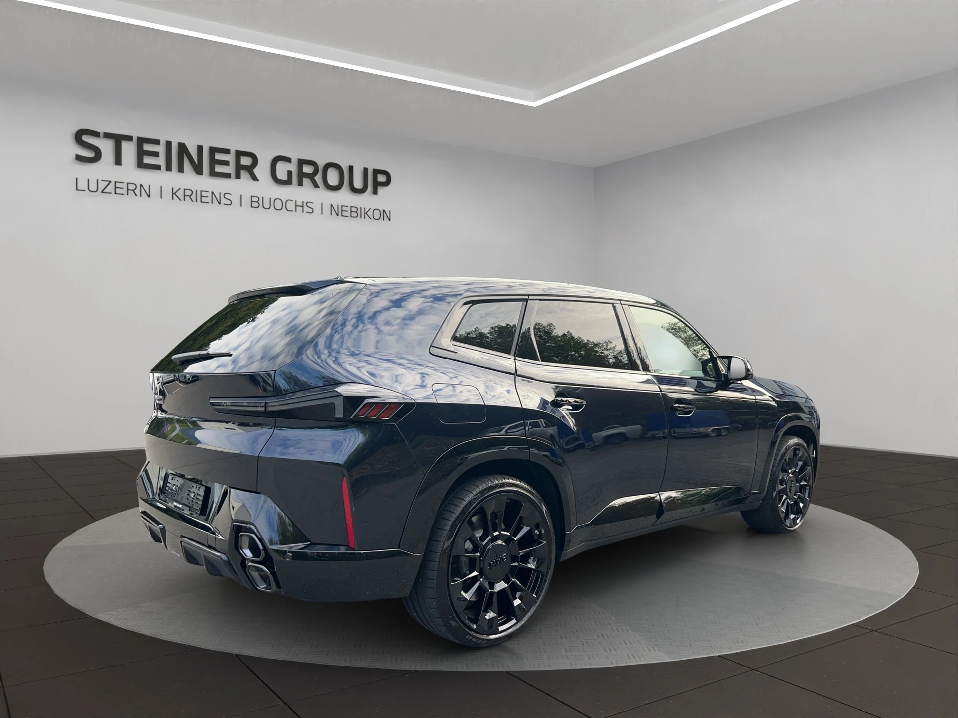 BMW XM xDrive 50e PHEV Steptronic-image-4