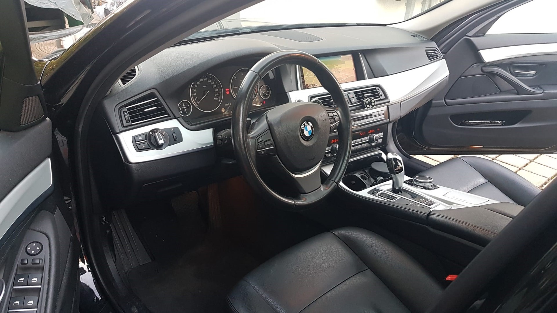 BMW 520d Touring xDrive Luxury Line Steptronic-image-6