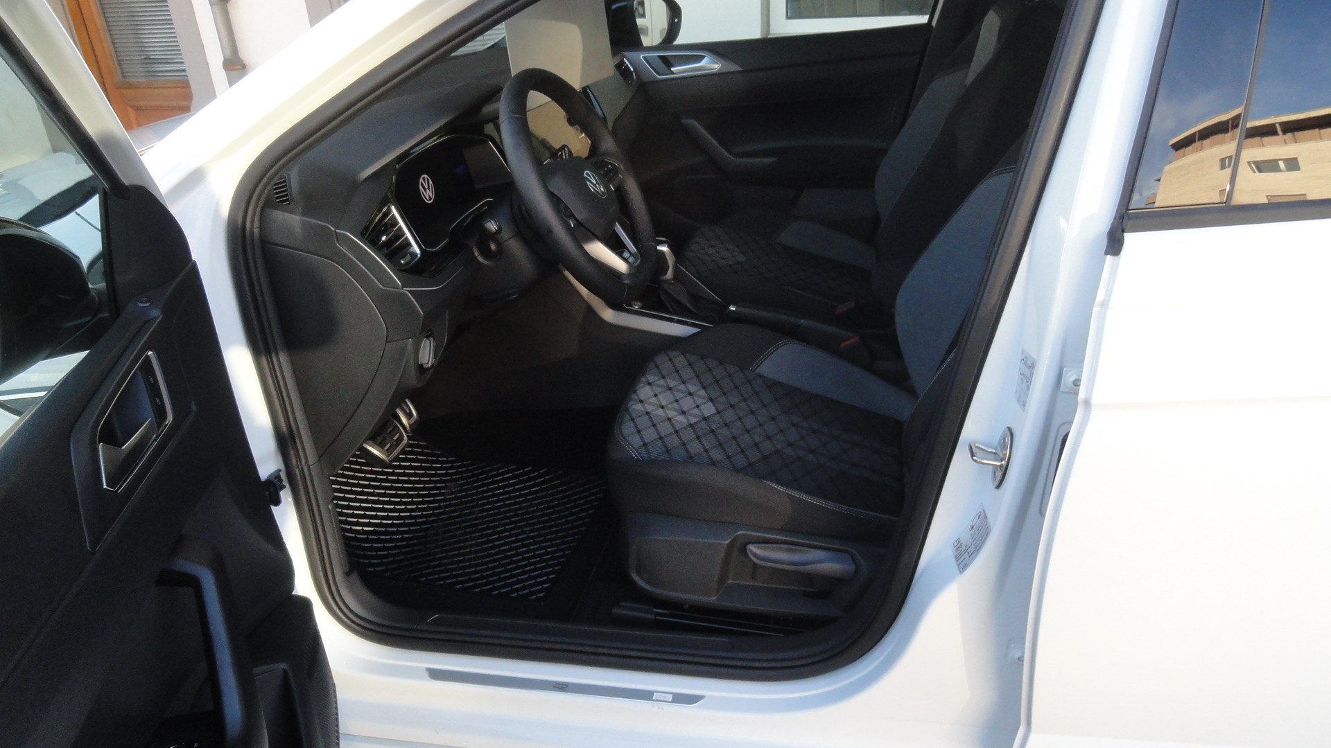 VW Taigo 1.0 TSI R-Line DSG-image-11