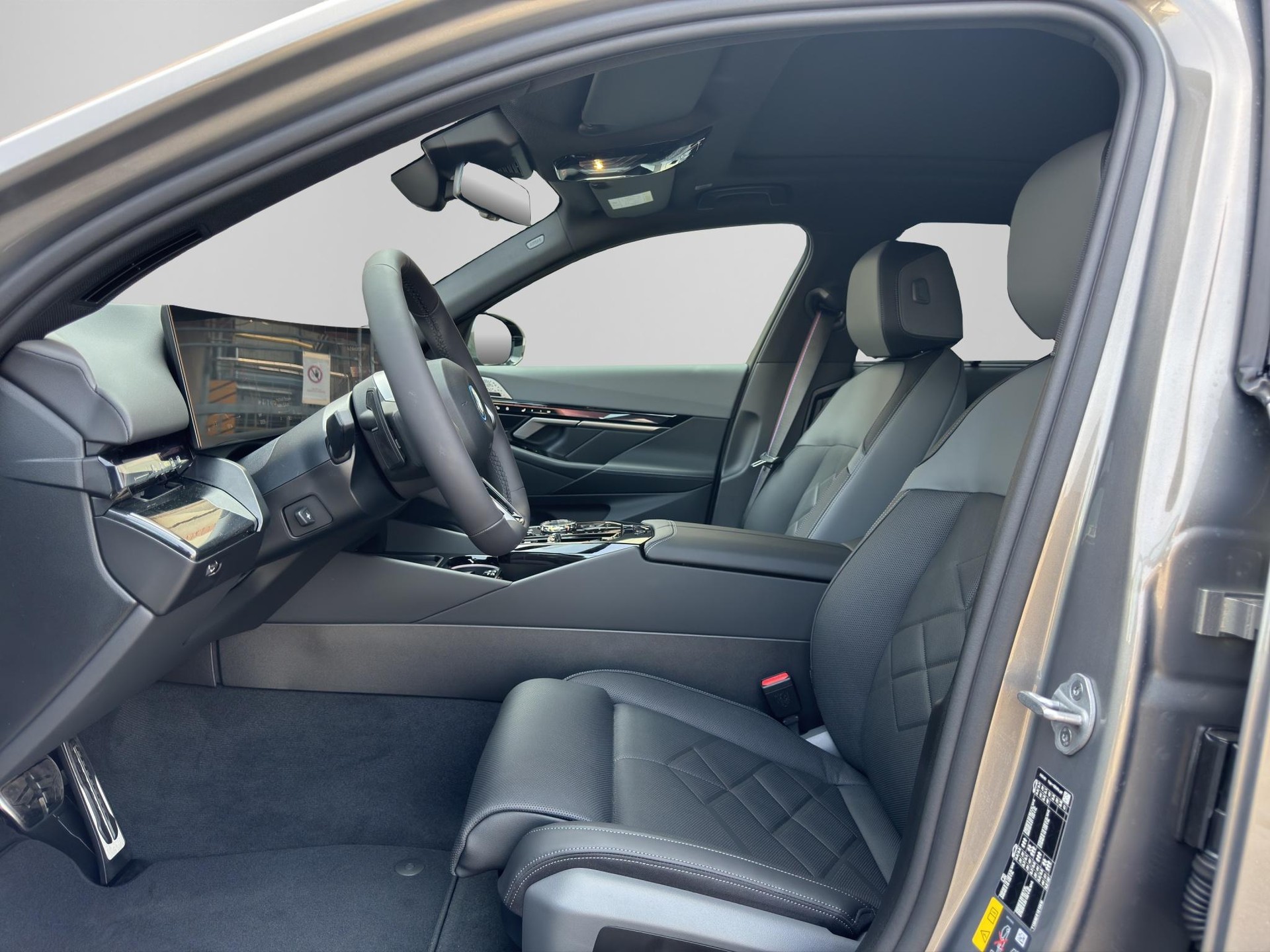 BMW 550e xDrive M Sport Pro-image-11