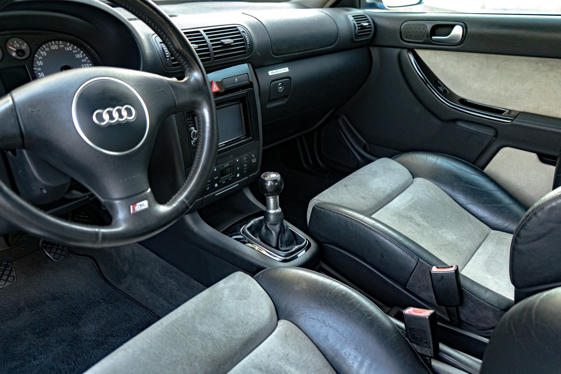 AUDI S3 quattro (RS-Blau)-image-10