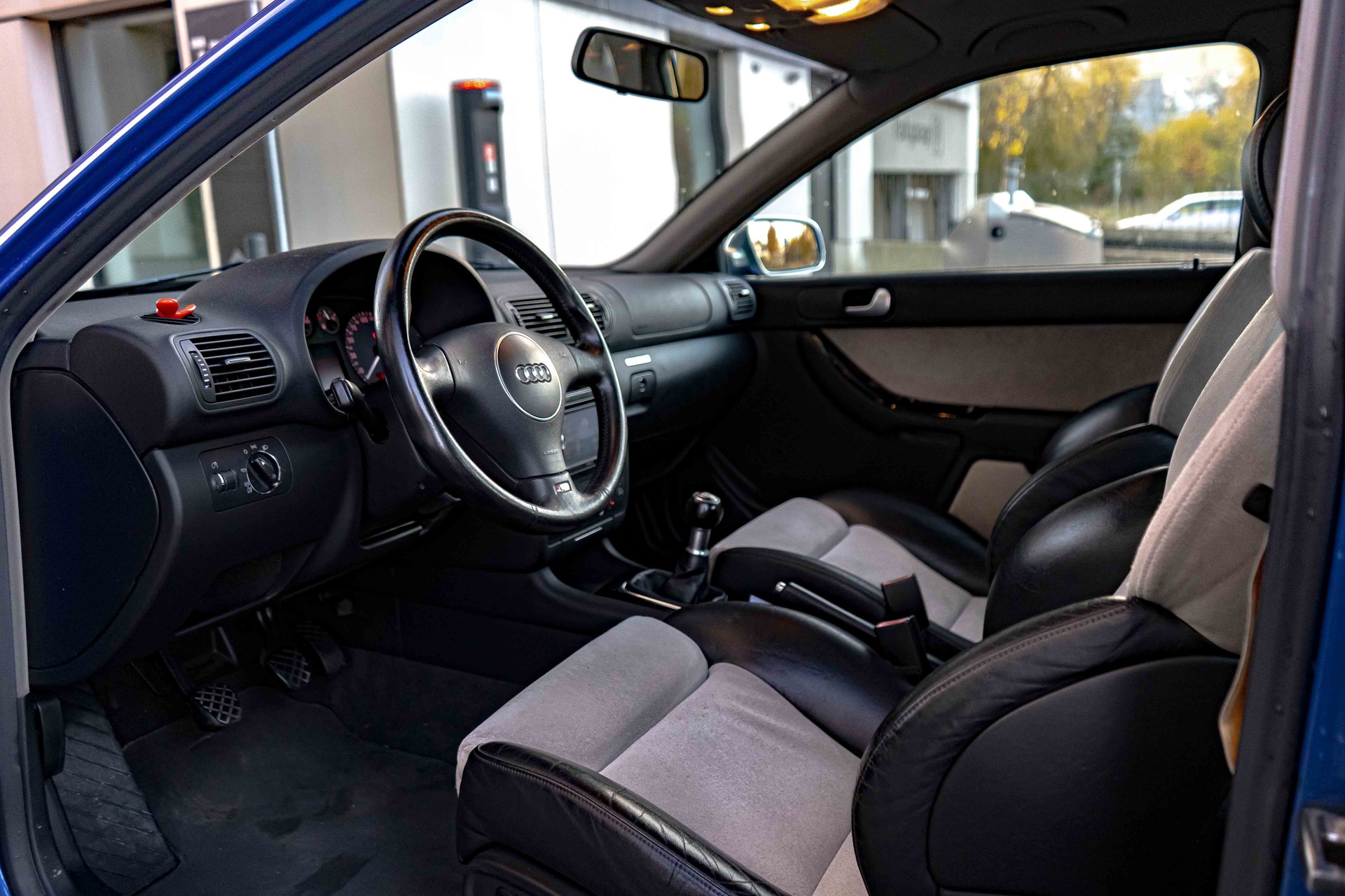 AUDI S3 quattro (RS-Blau)-image-9