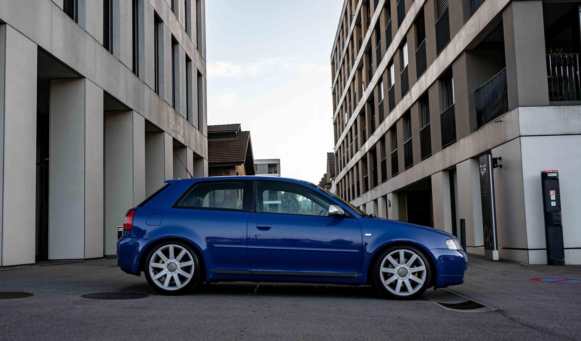 AUDI S3 quattro (RS-Blau)-image-5