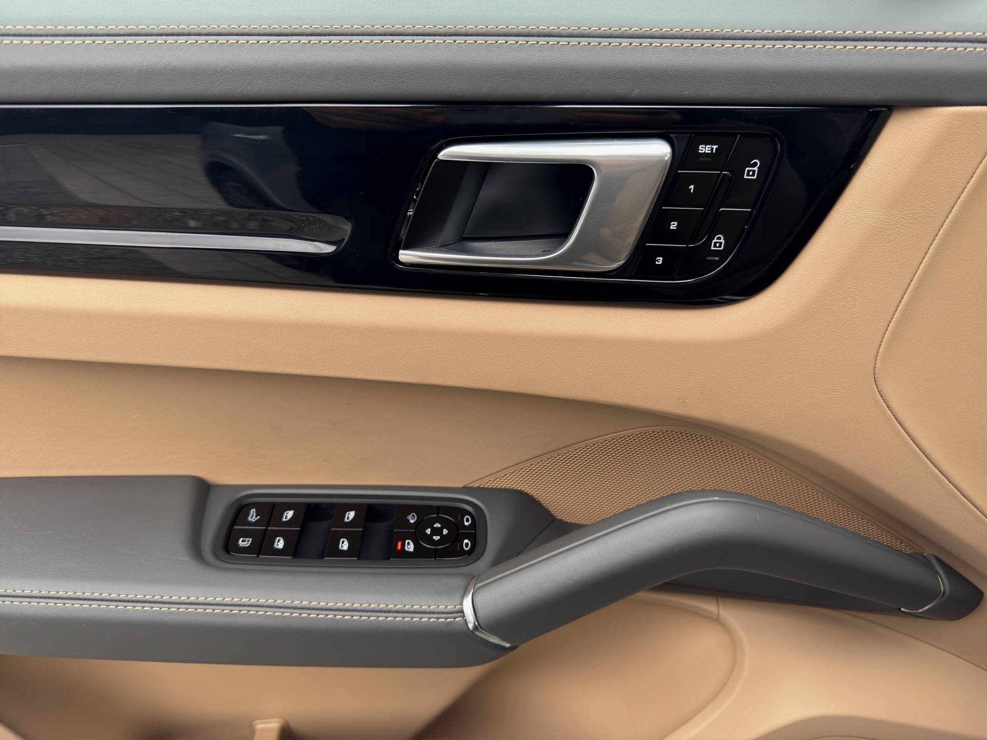 PORSCHE Cayenne E-Hybrid-image-10