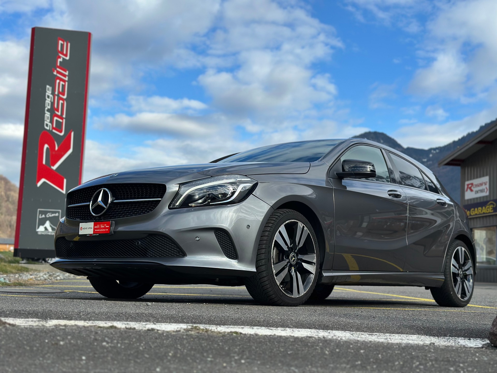 MERCEDES-BENZ A 180 Night Star 7G-DCT-showroom-element-3