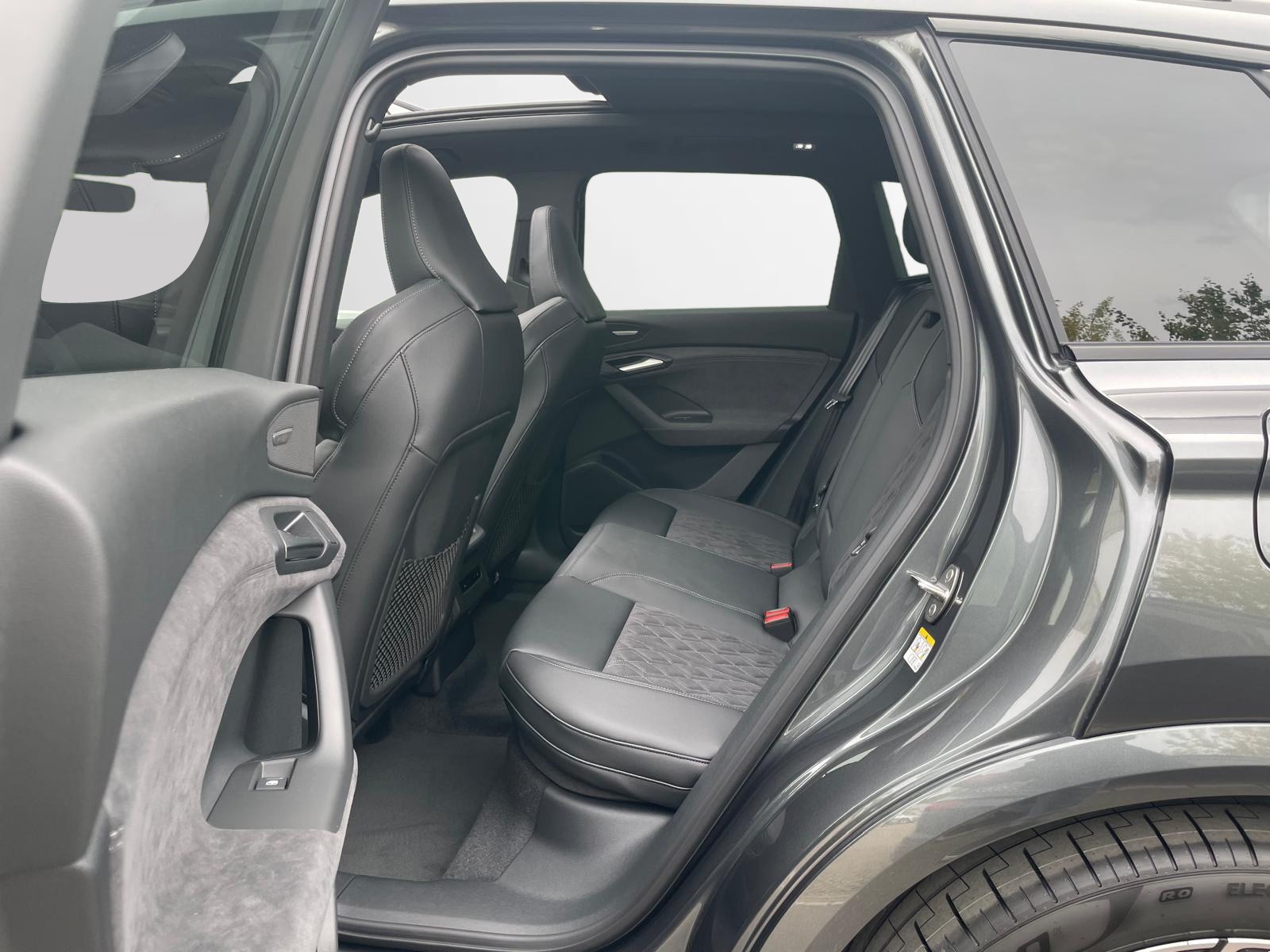 AUDI Q6 e-tron quattro-image-6