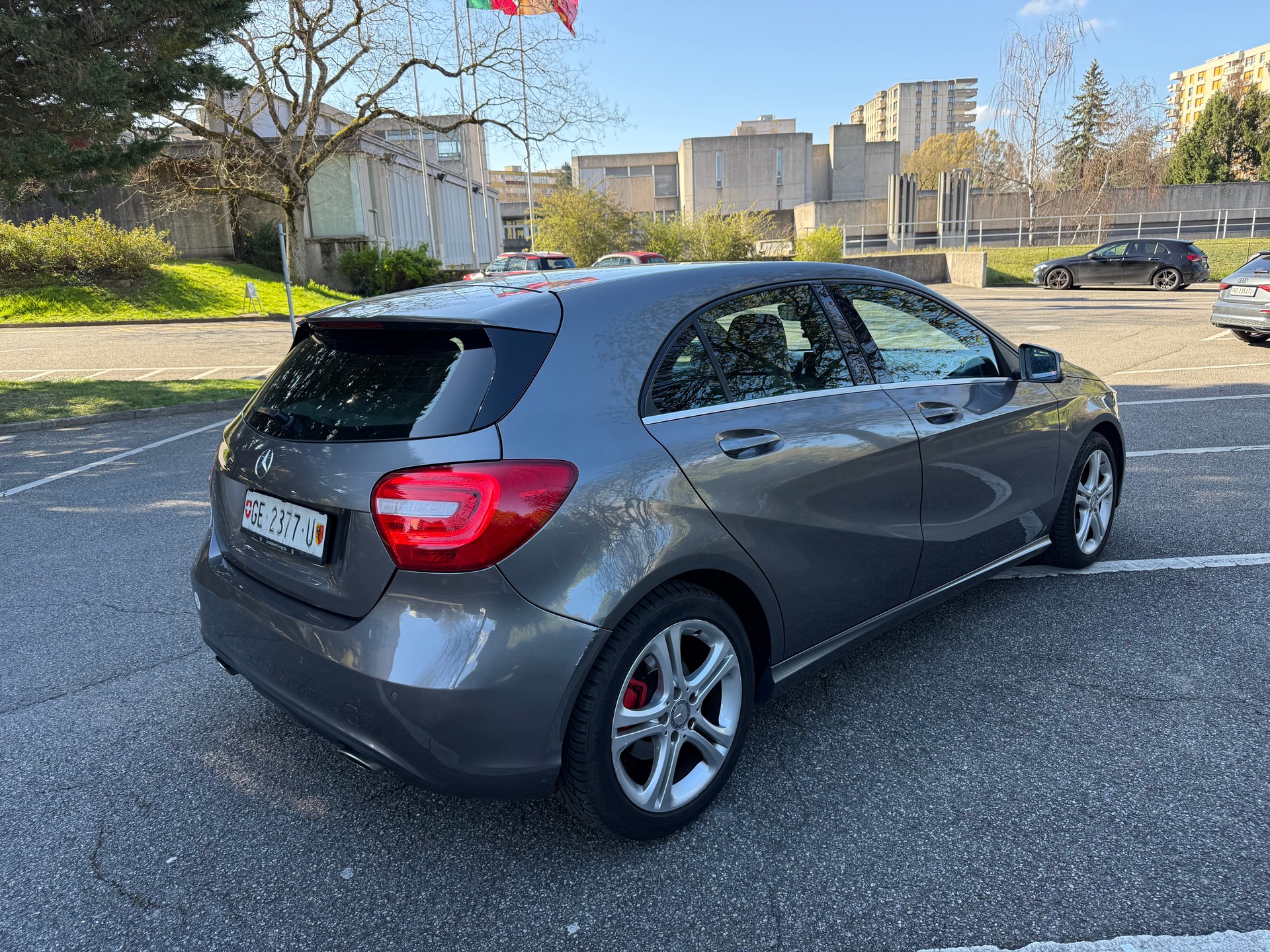 MERCEDES-BENZ A 180 7G-DCT-showroom-element-3