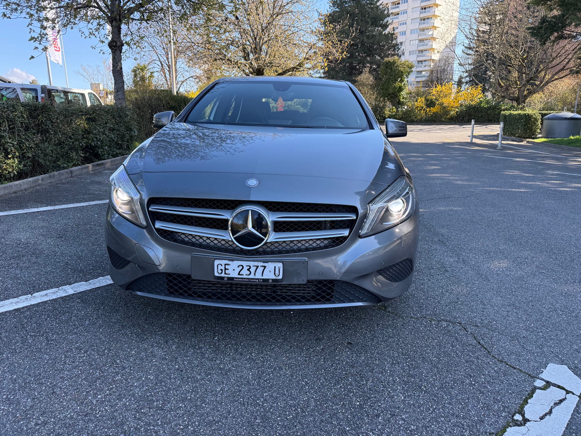 MERCEDES-BENZ A 180 7G-DCT-showroom-element-1