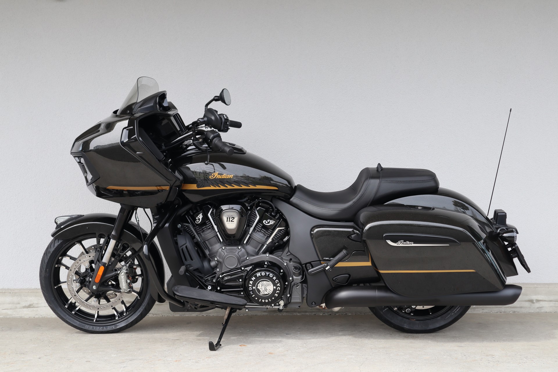 INDIAN Challenger Dark Horse-showroom-element-3