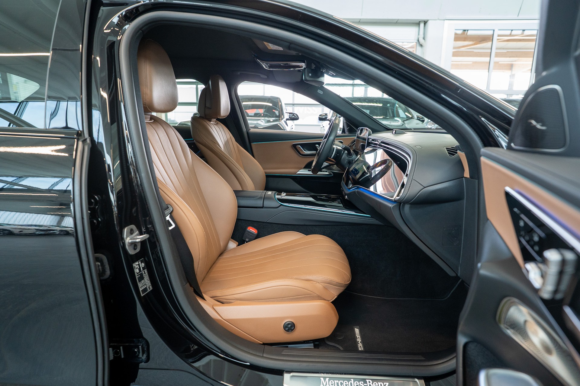 MERCEDES-BENZ E 450 d AMG Line 4matic / Hyperscreen / Panorama / 360°Kamera-image-15