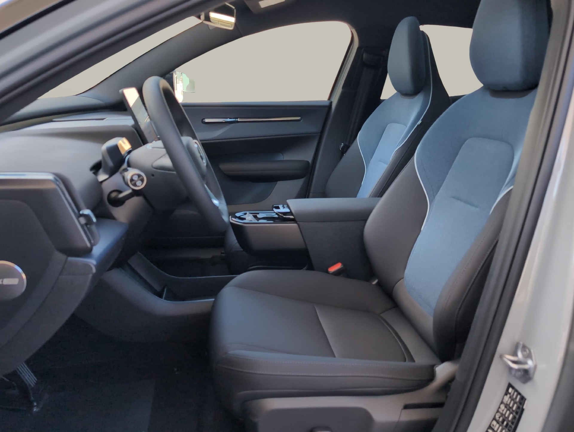 VOLVO EX30 CC E60 Twin Performance AWD-image-9