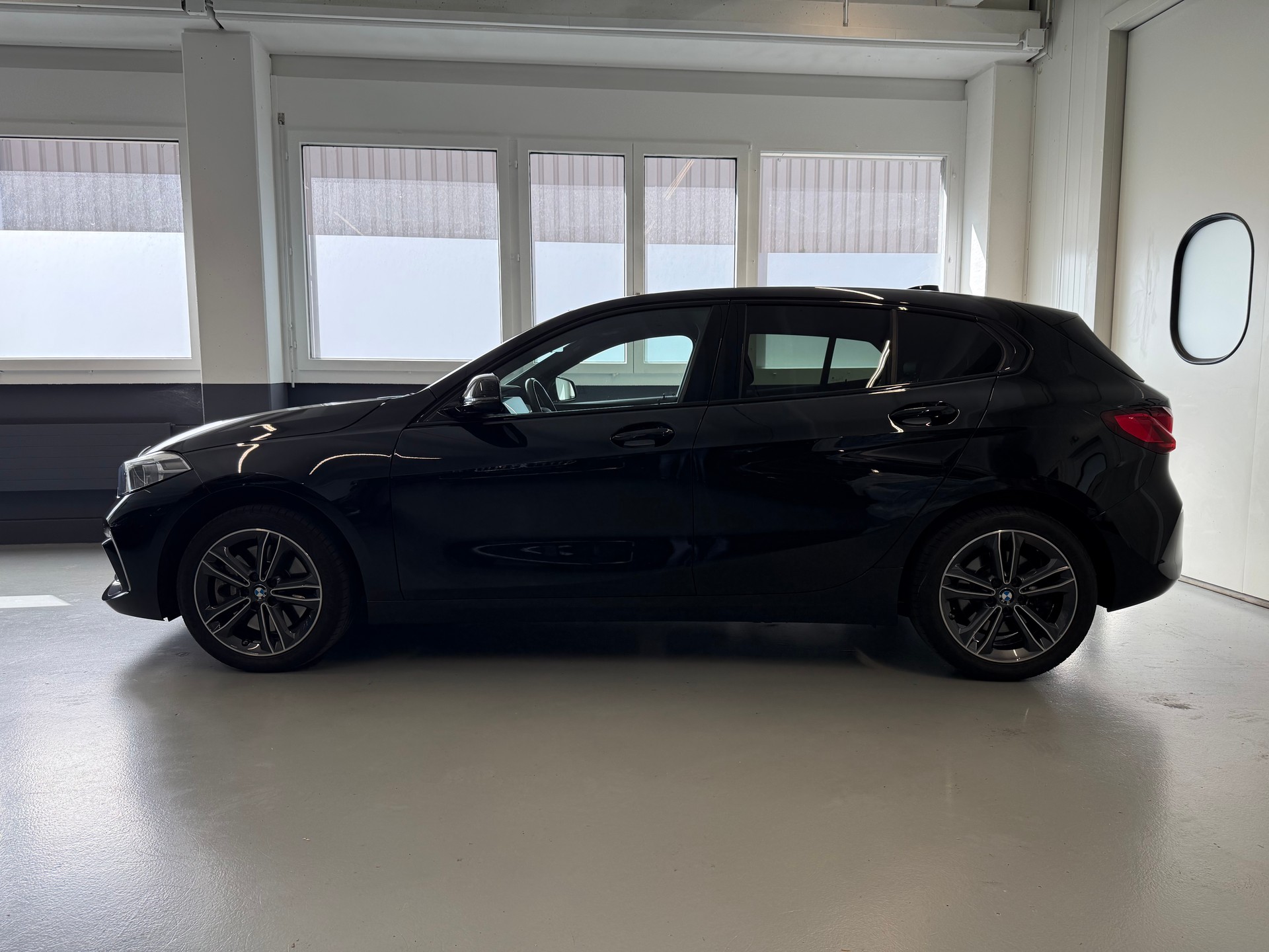 BMW 120i Sport Line Steptronic-showroom-element-2