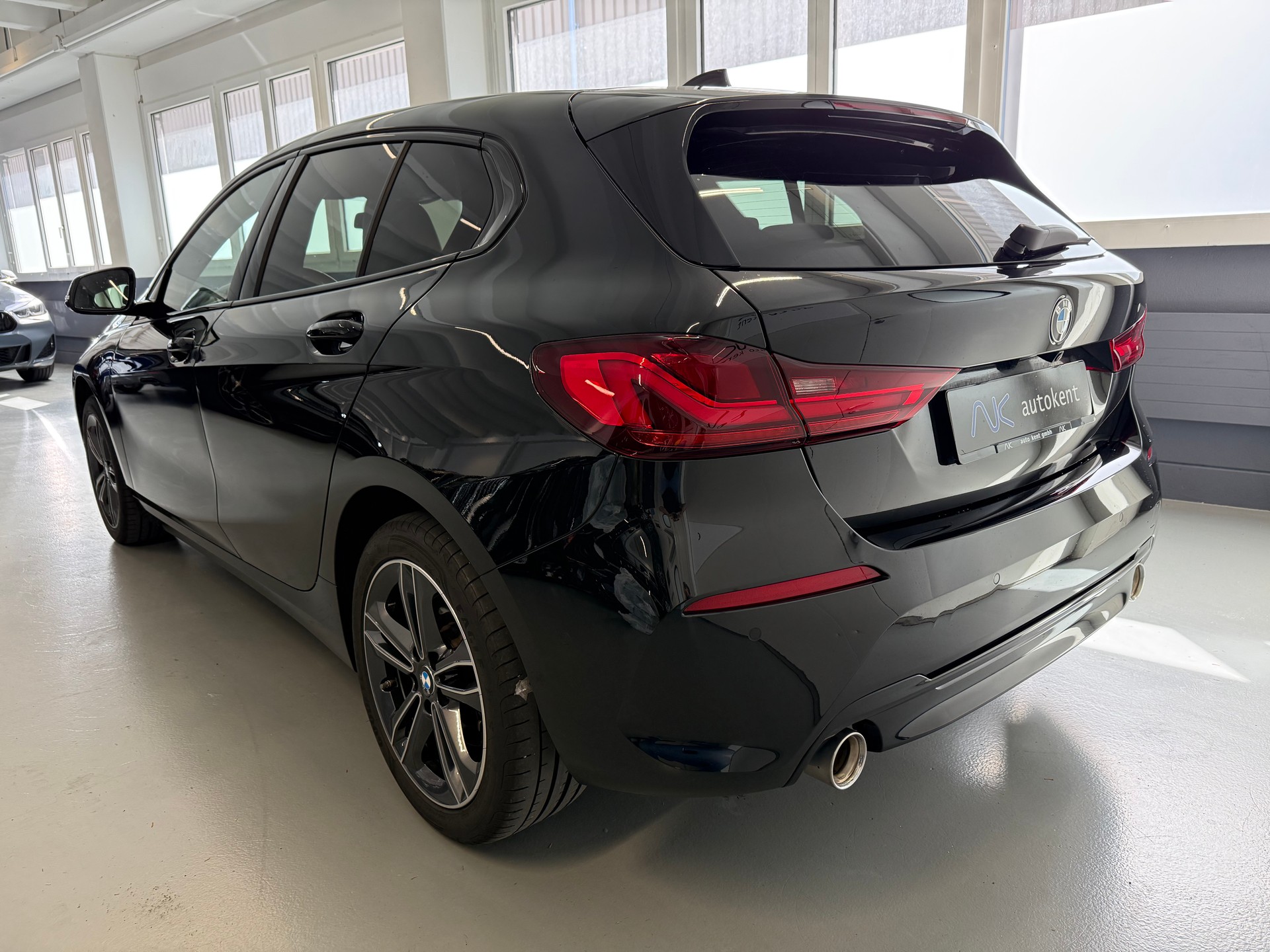 BMW 120i Sport Line Steptronic-showroom-element-3