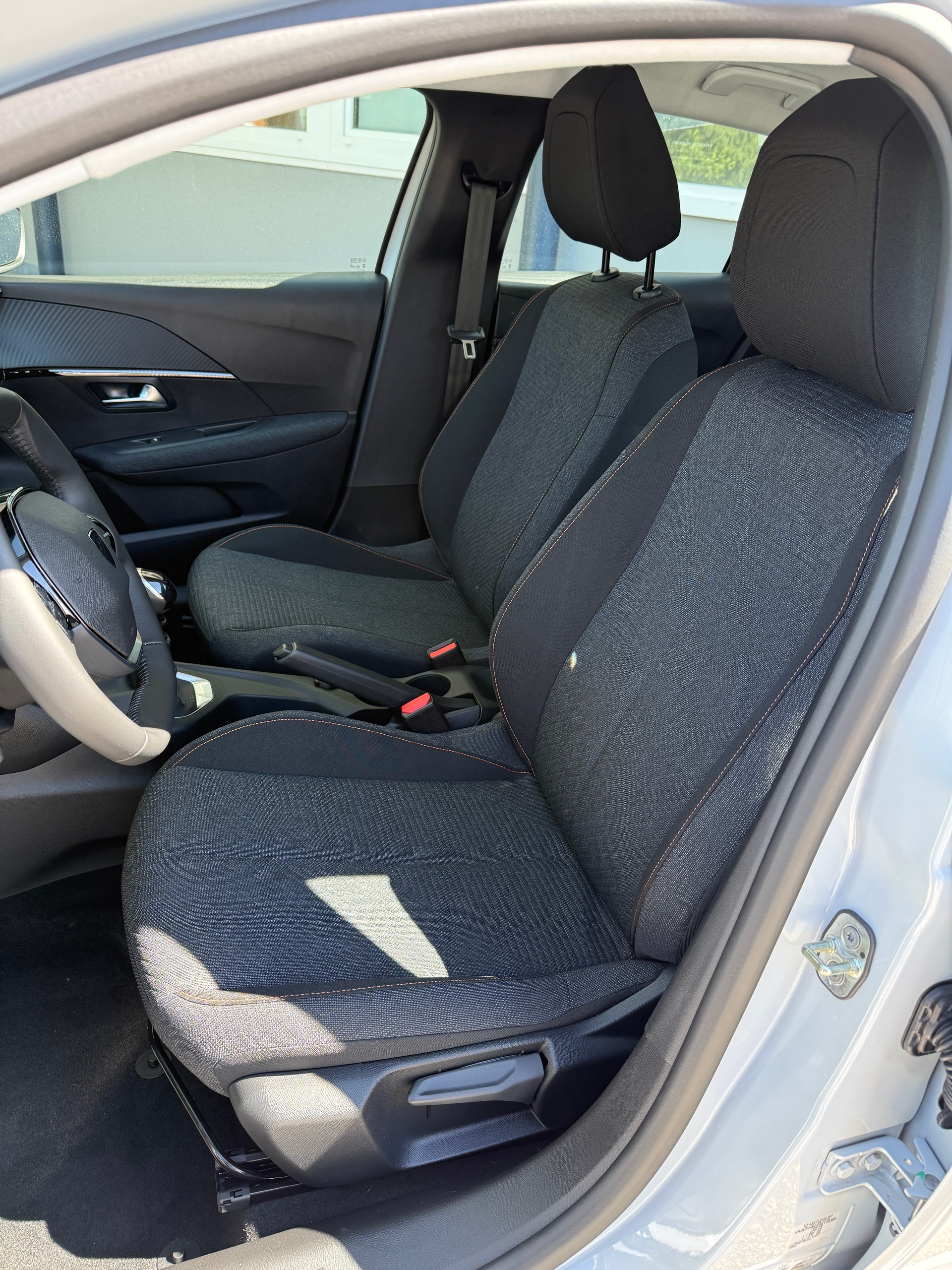 PEUGEOT 208 1.2 PureTech Style-image-4