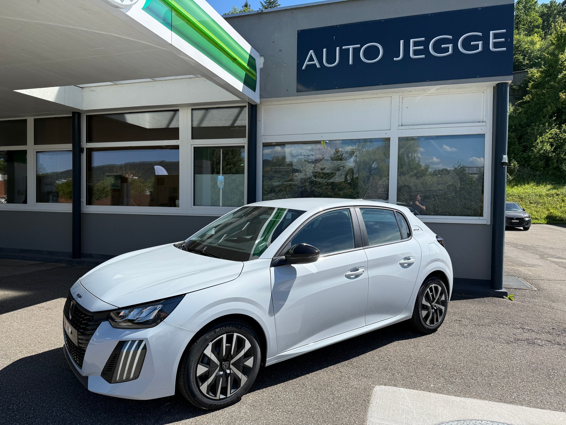 PEUGEOT 208 1.2 PureTech Style-image-1