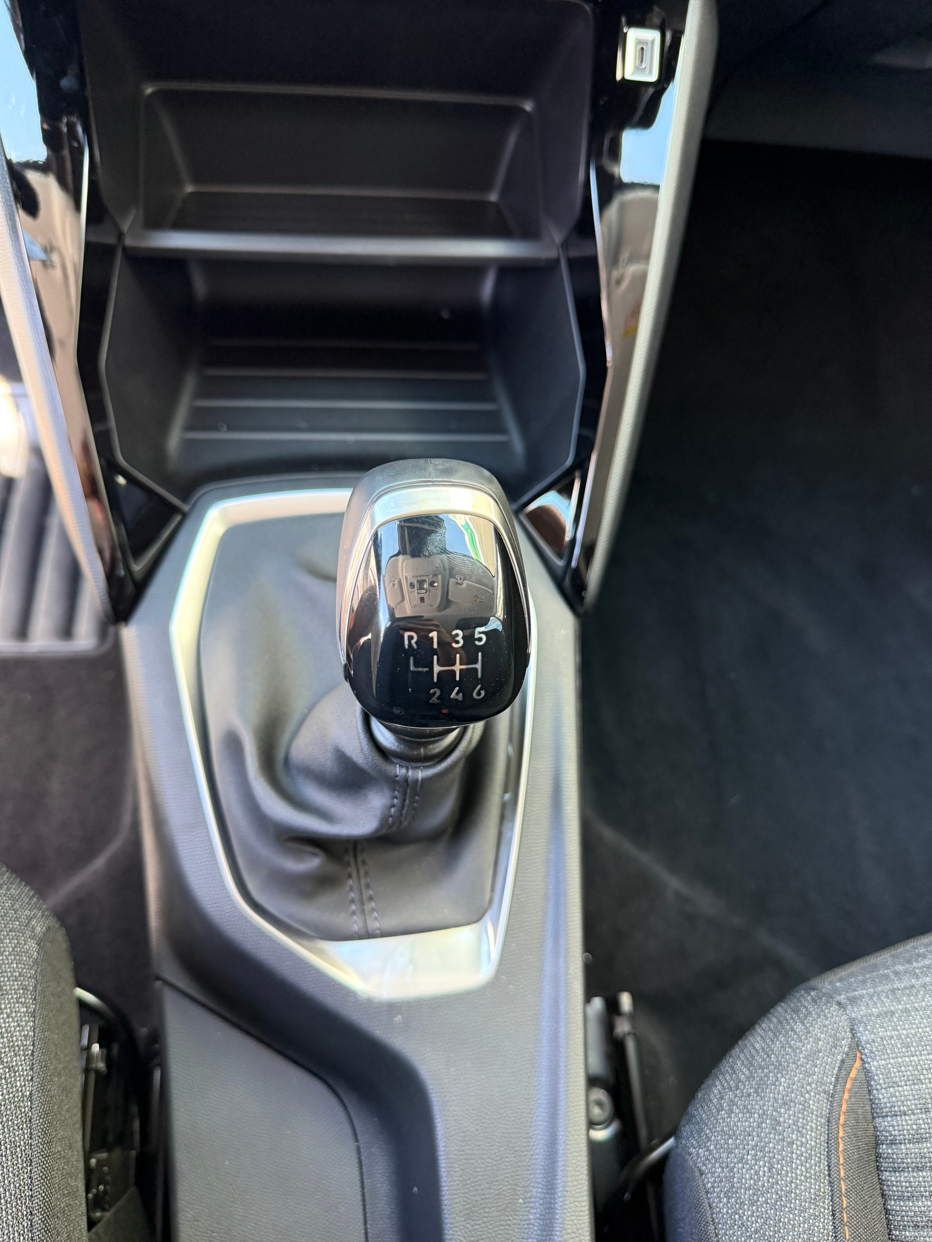 PEUGEOT 208 1.2 PureTech Style-image-9