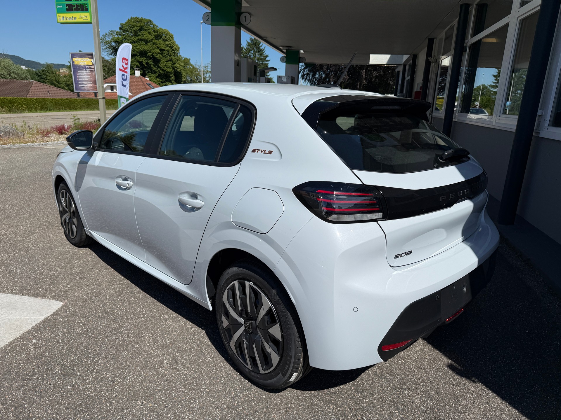 PEUGEOT 208 1.2 PureTech Style-image-2