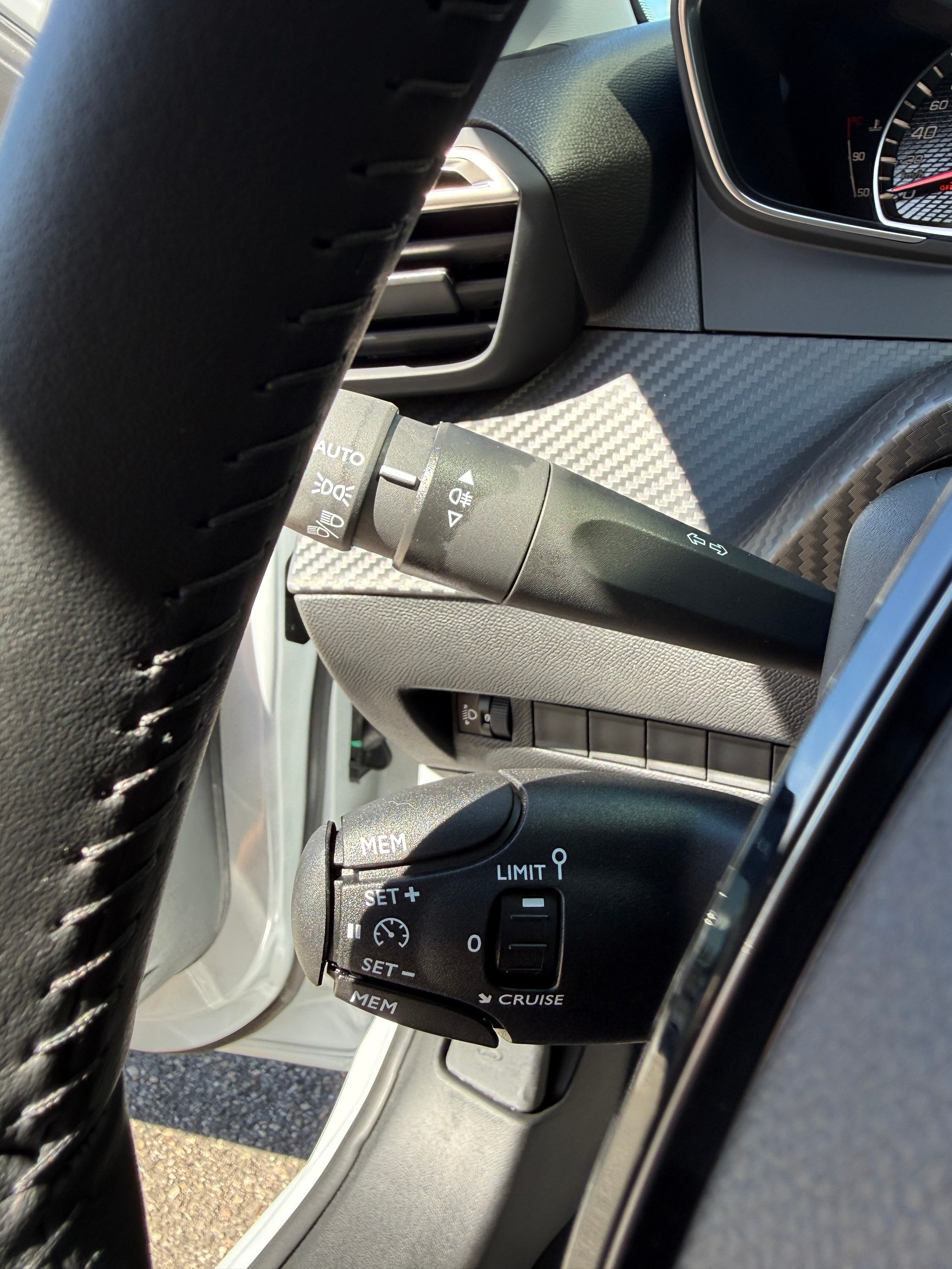 PEUGEOT 208 1.2 PureTech Style-image-13